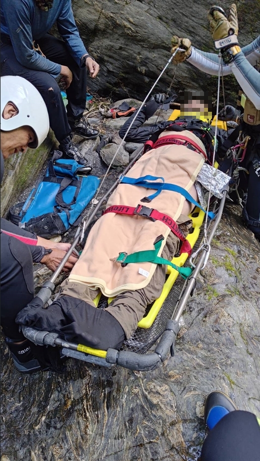 特搜隊成功救援北絲鬮溪受困澳籍旅客。（消防署提供）