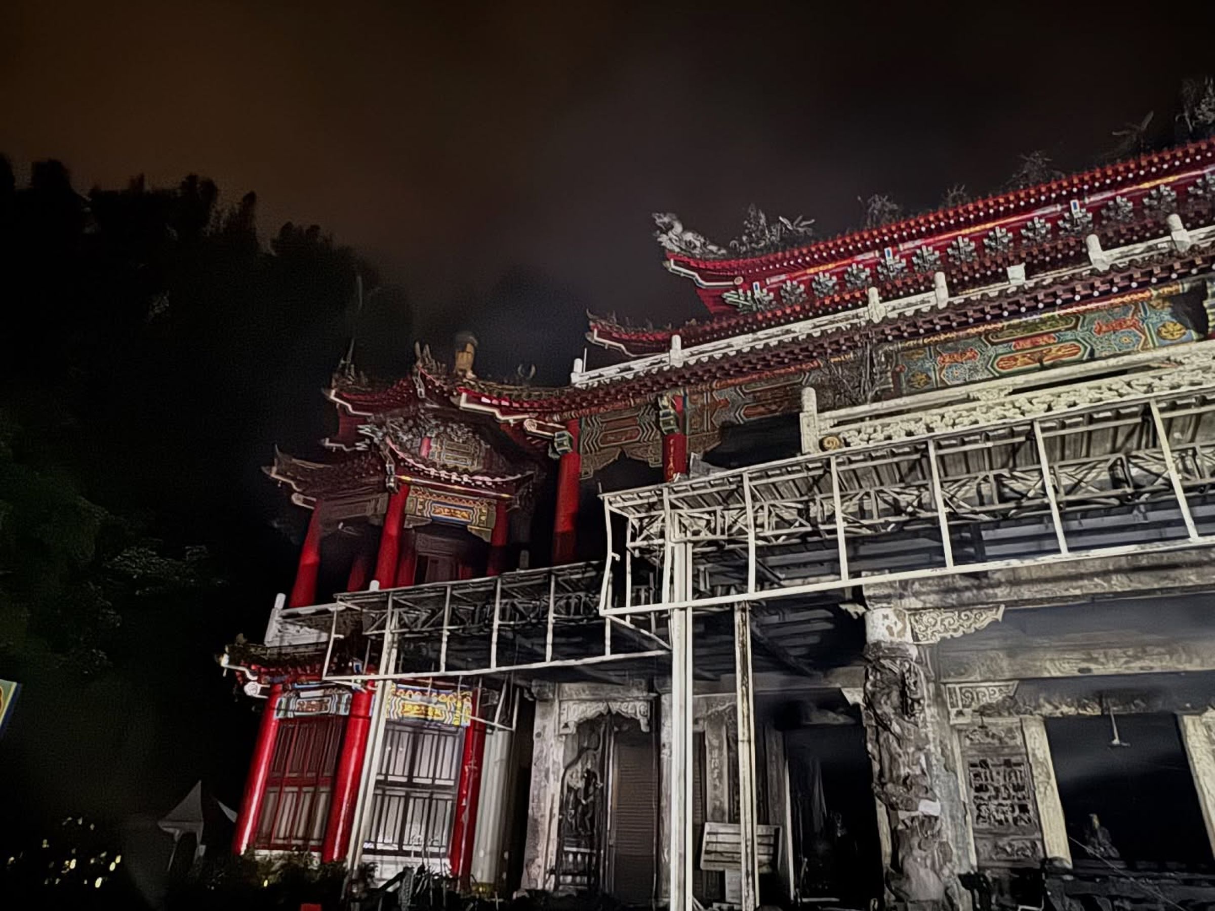 台北指南宮凌霄寶殿暗夜火警,1樓區域嚴重毀損。(翻攝自苗博雅臉書)