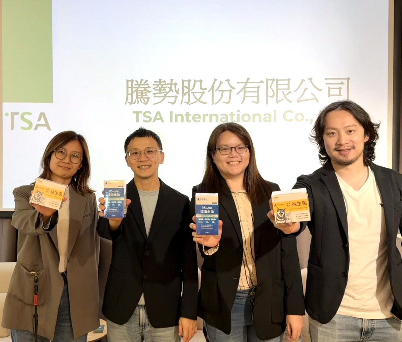 騰勢董事長張智翔(左二_)是農二代出身，創業12年不放棄，率騰勢明年拚進資本市場。(騰勢提供)