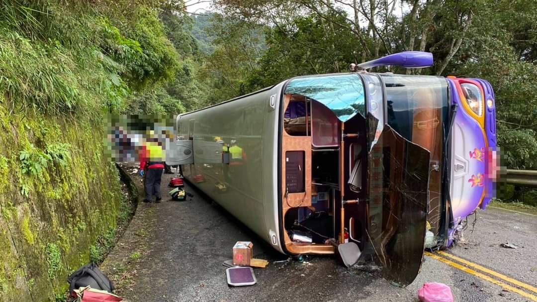太平山遊覽車翻覆1死38輕重傷，詳細肇事原因有待進一步釐清。（翻攝畫面）