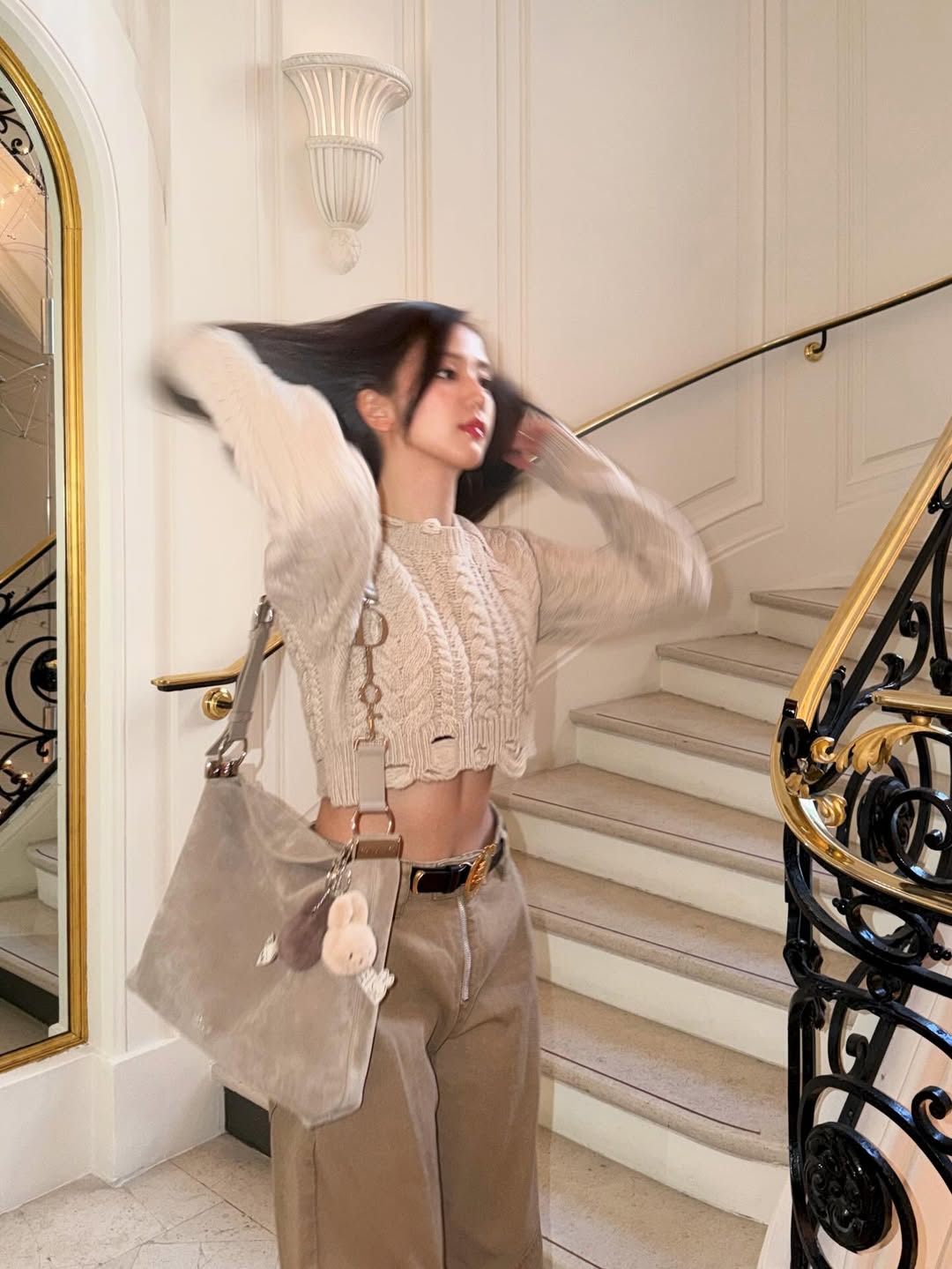 Jisoo背的Diorly包款是創意總監Jonathan Anderson的全新設計。（翻攝自Jisoo IG）