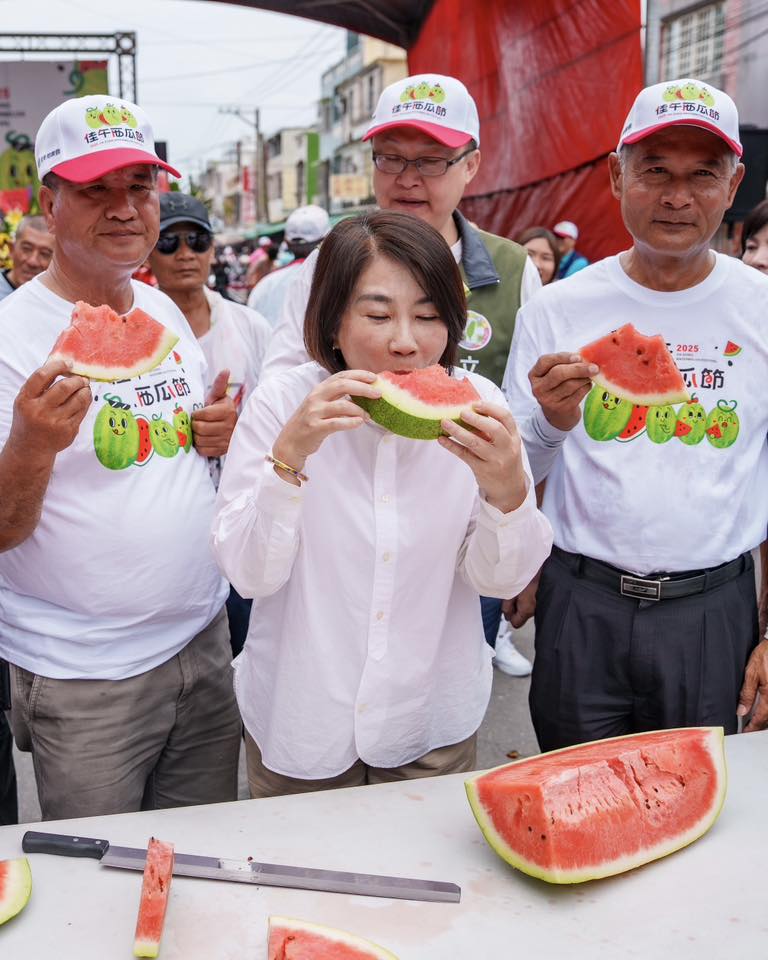 立完西瓜後,周春米直接推銷起當地的西瓜。(翻攝自周春米臉書)