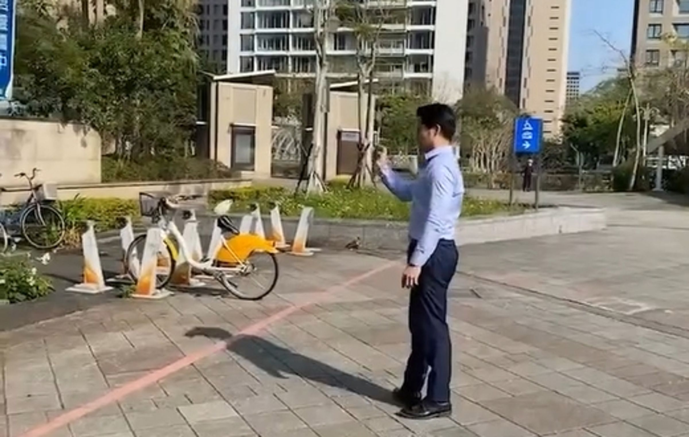 今天是「YouBike前30分鐘免費」上路後的第一個上班日，蔣萬安今早特地視察市府周邊的借車狀況。（翻攝自IG wanan.chiang）