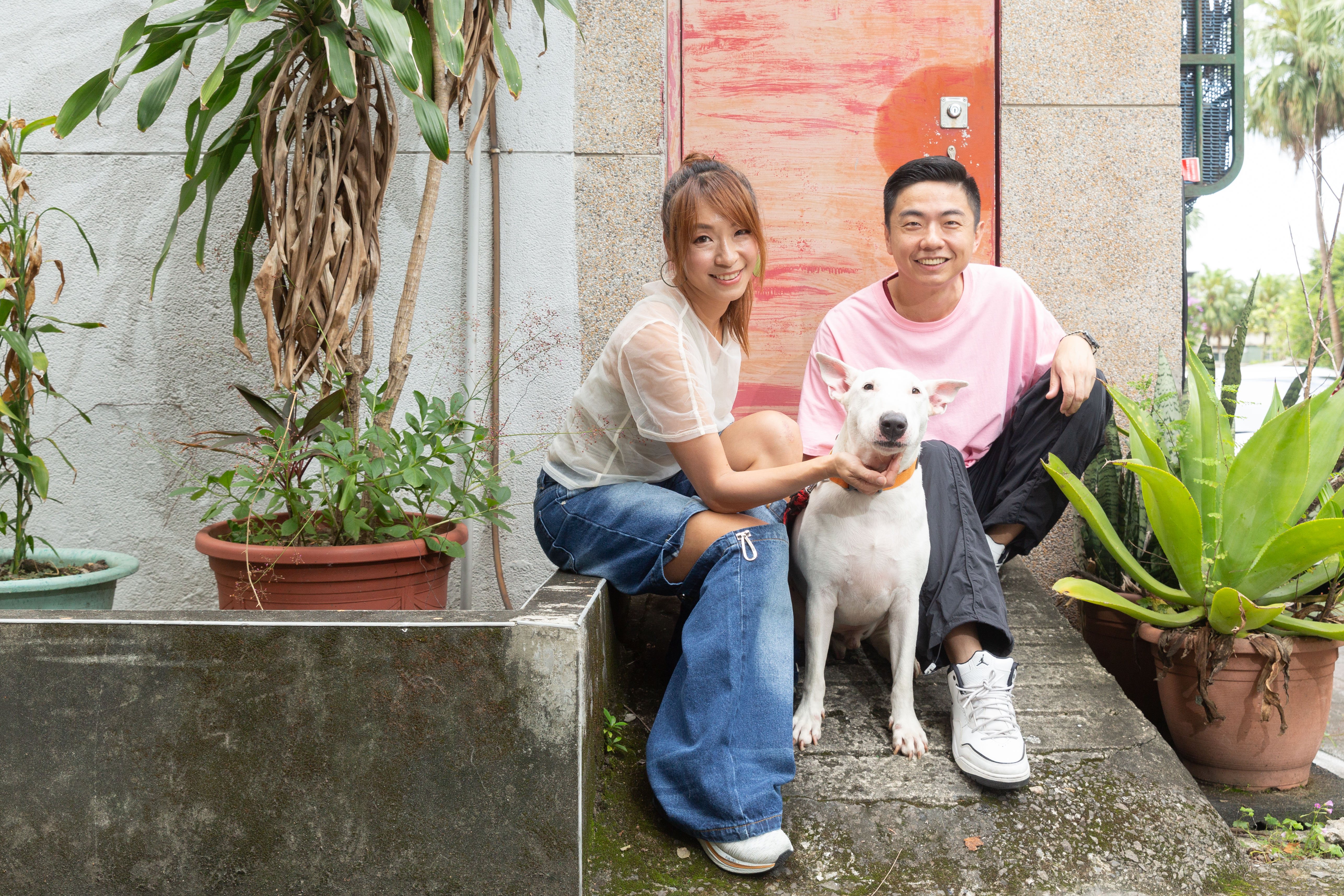 段慧琳（左）帶牛頭梗小布給熊爸評估一番。