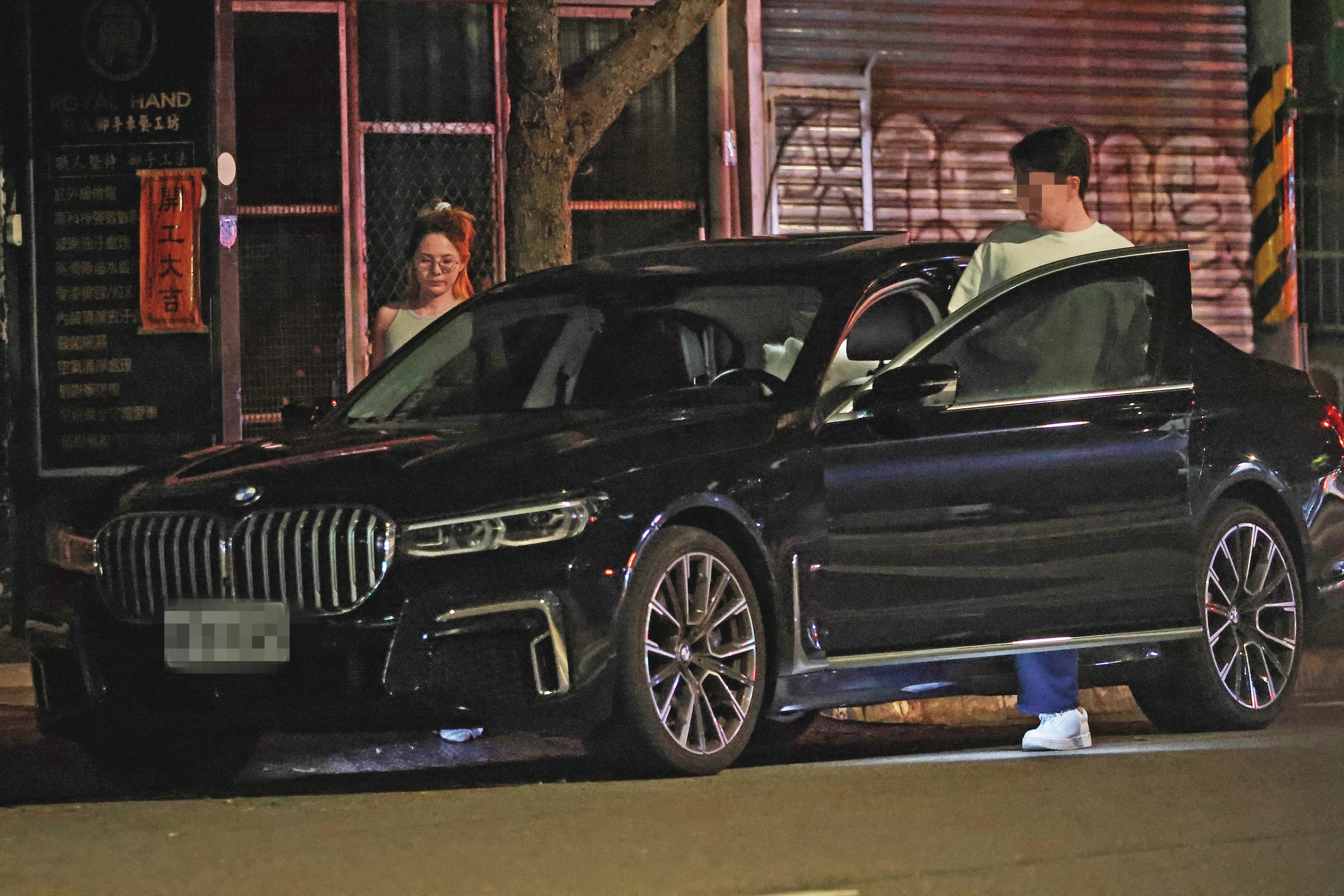 徐瑋吟(左)與男友(右)再上同輛BMW,準備離去。