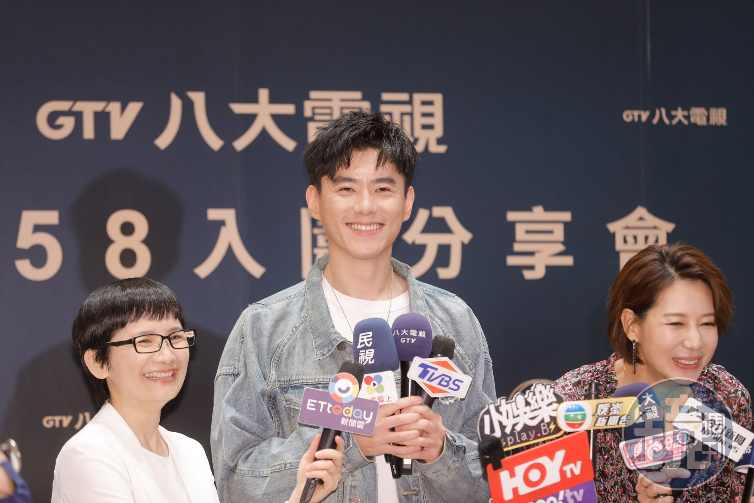 李程彬(中)和丁寧(右)今(13)日出席八大金鐘入圍茶敘,暢談入圍心情。
