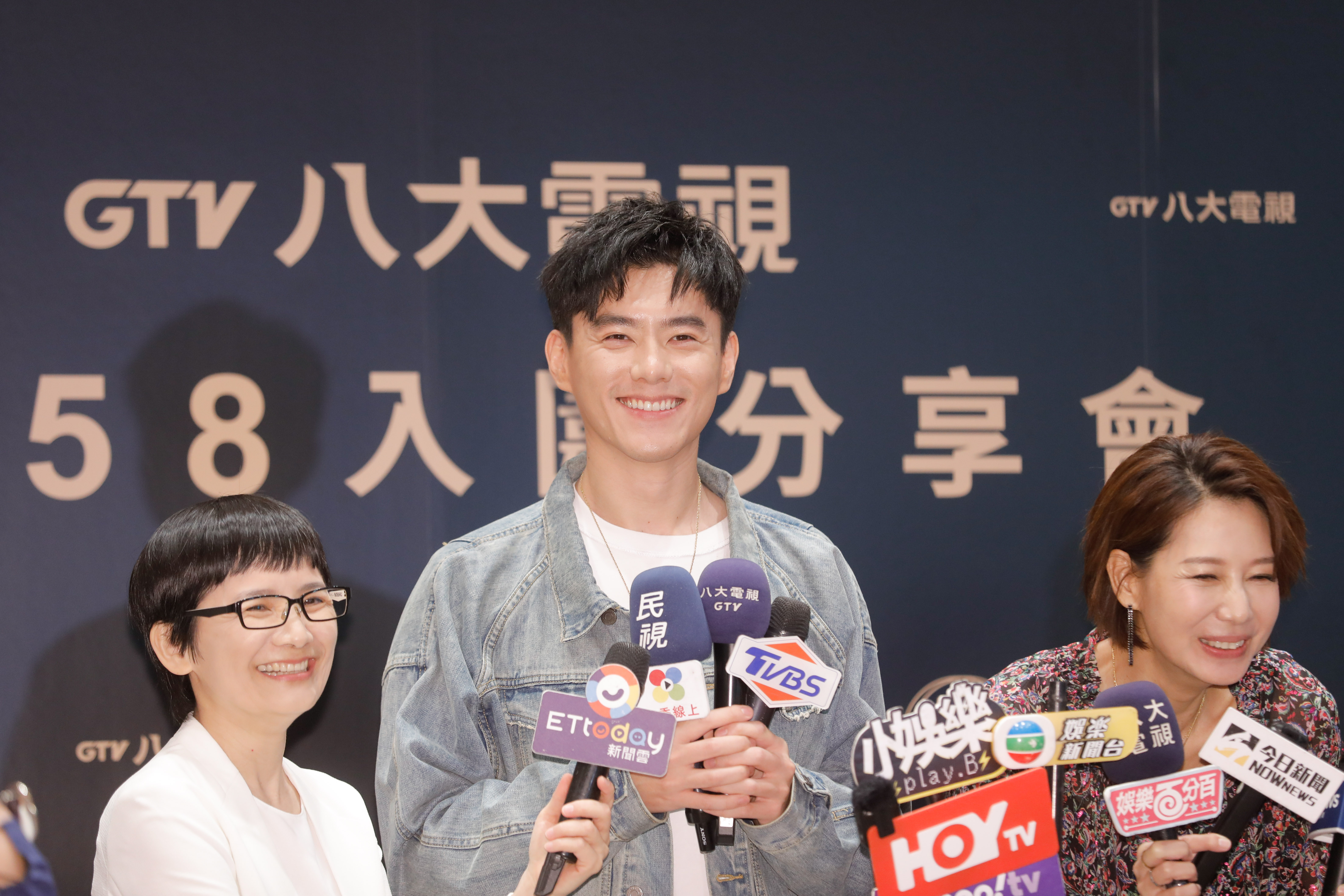 李程彬（中）和丁寧（右）今（13）日出席八大金鐘入圍茶敘，暢談入圍心情。