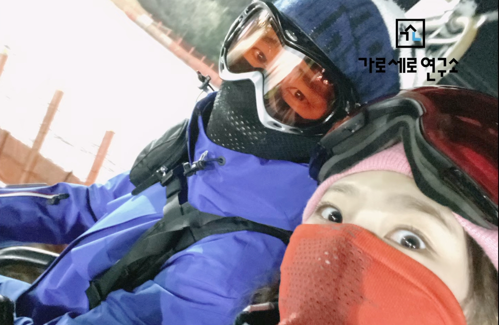 「橫豎研究所」今（31日）再爆金秀賢與金賽綸滑雪親密自拍照。（截圖自橫豎研究所YT)