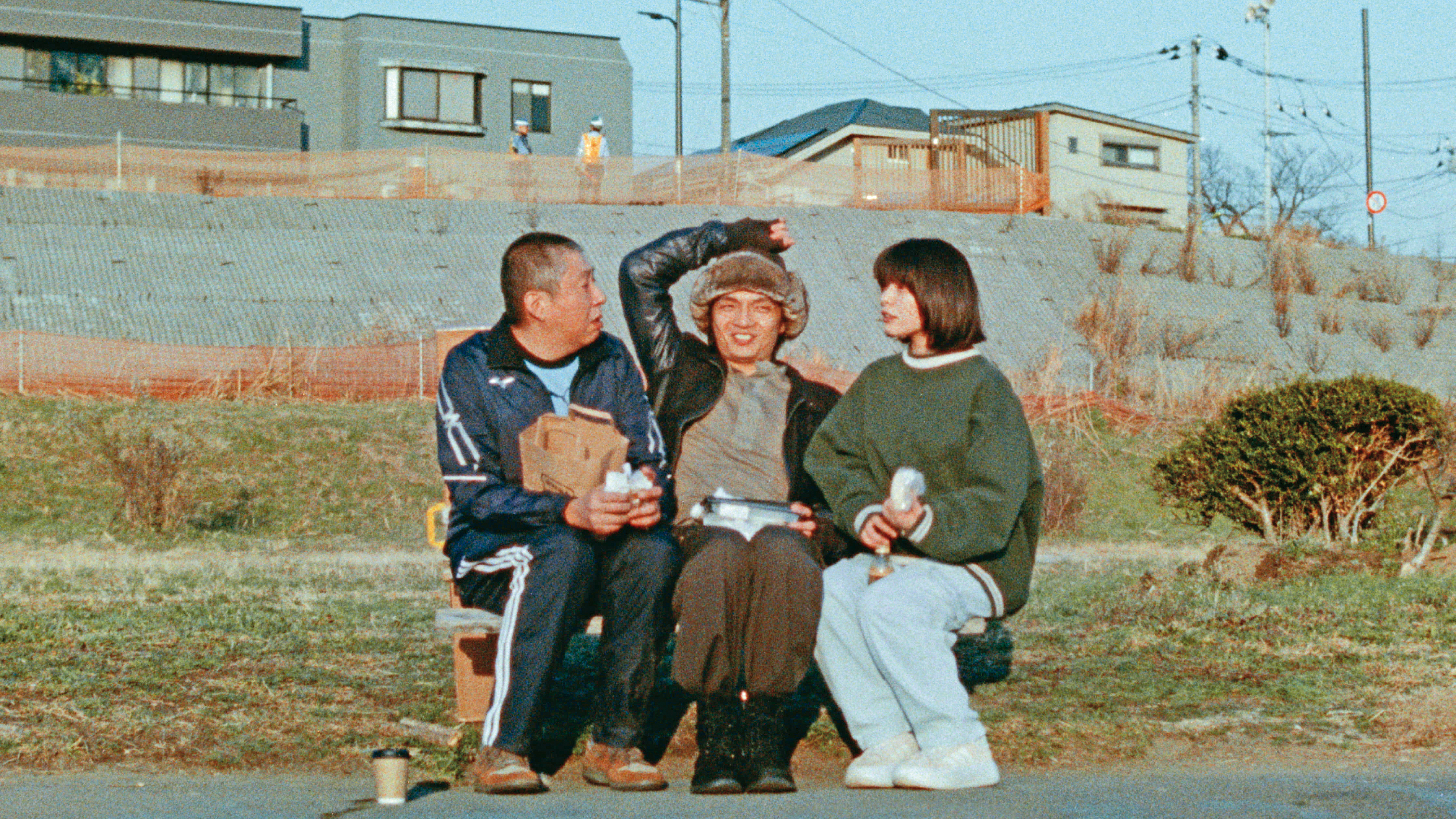 以一張河畔長椅串起都市中一幕幕情感片刻，例如為日常瑣事爭吵的情侶被亂入的怪叔叔打斷。（光年映畫提供）