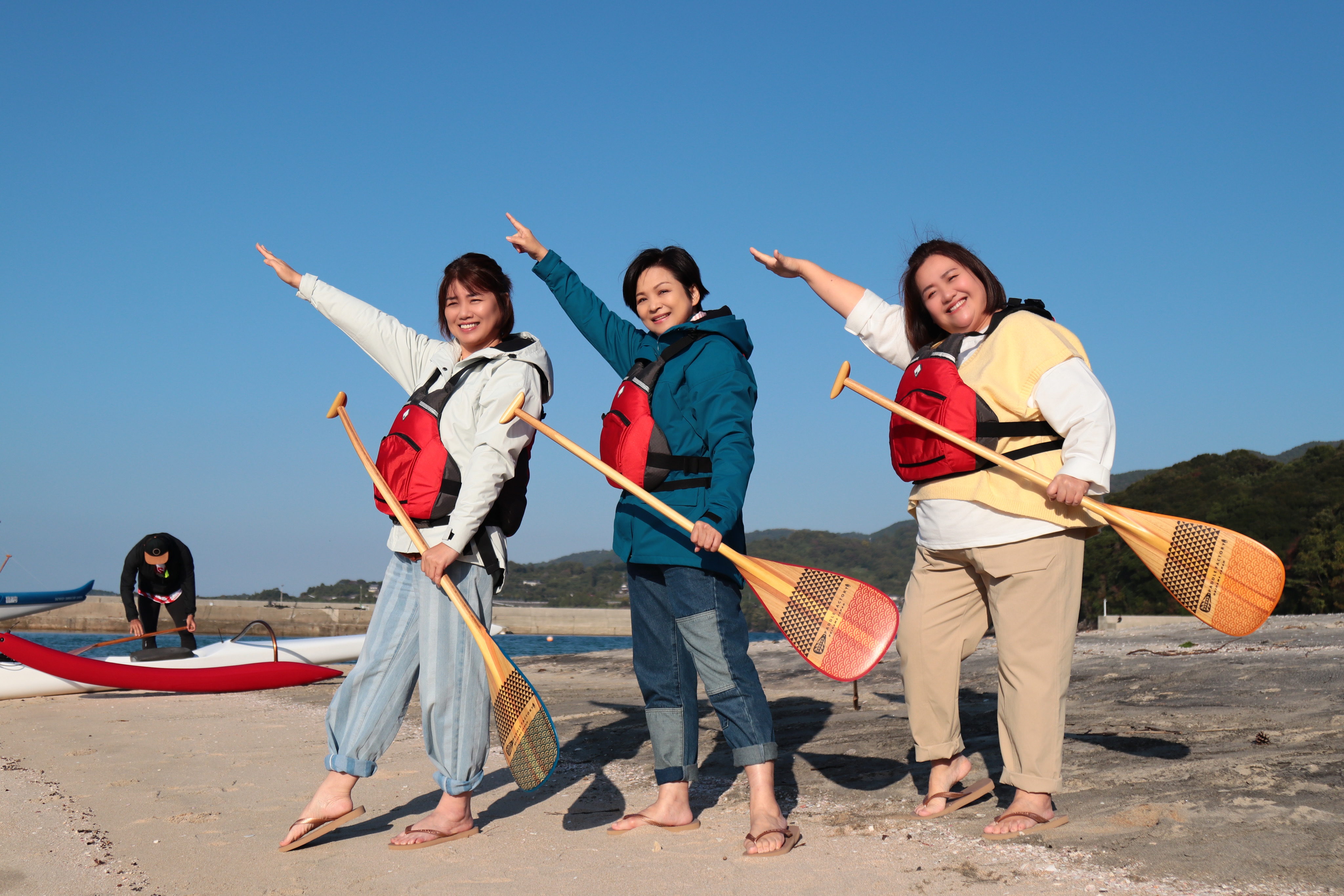 嚴藝文(左起)、楊貴媚、鍾欣凌到日本熊本出外景。(桂田文化藝術基金會提供)