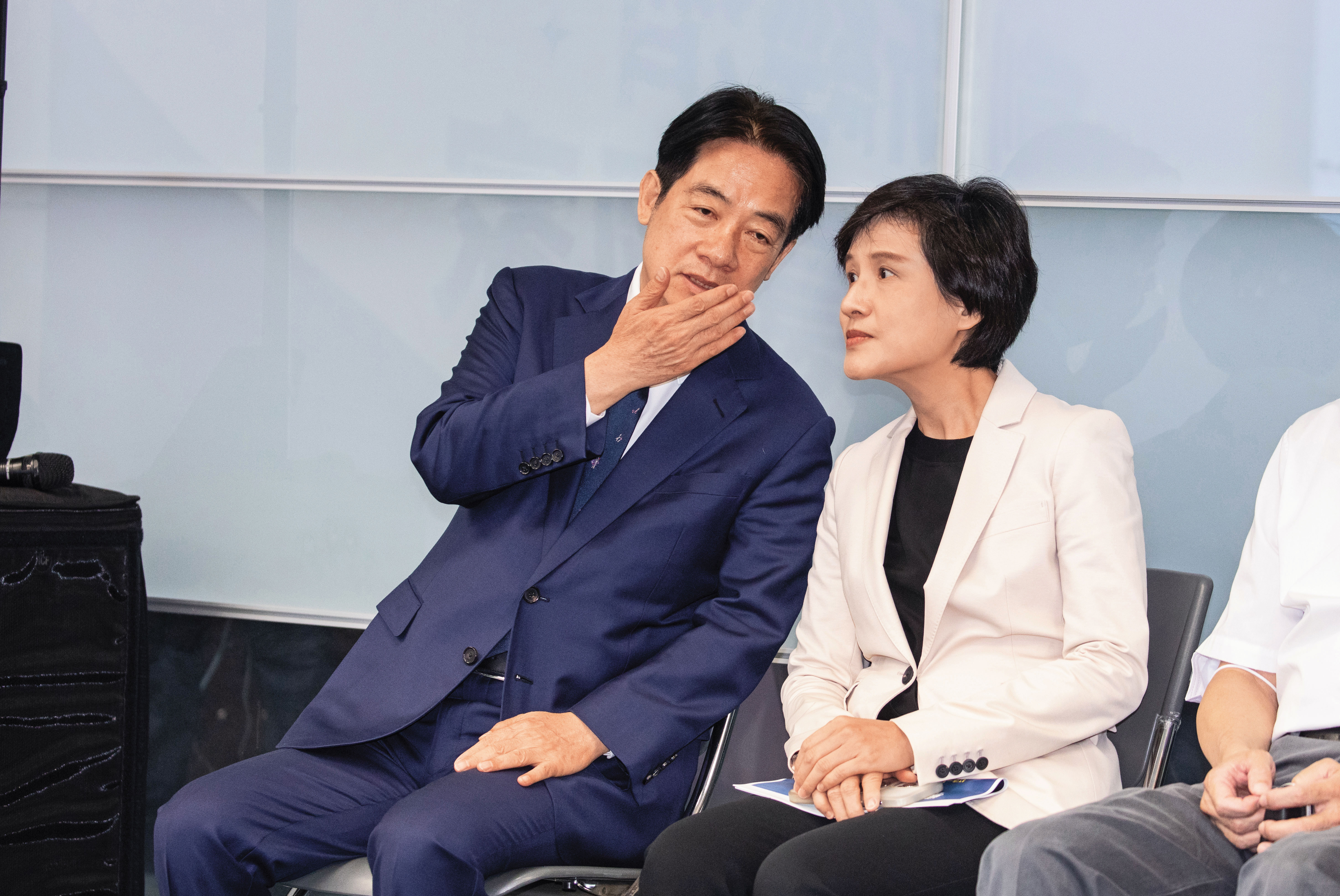 賴清德（左）3月中旬2度親約要角與鄭麗君（右）密談，有共識讓鄭肩負關稅談判延長賽，黨內「扶君」出戰台北市長已瀕破局。