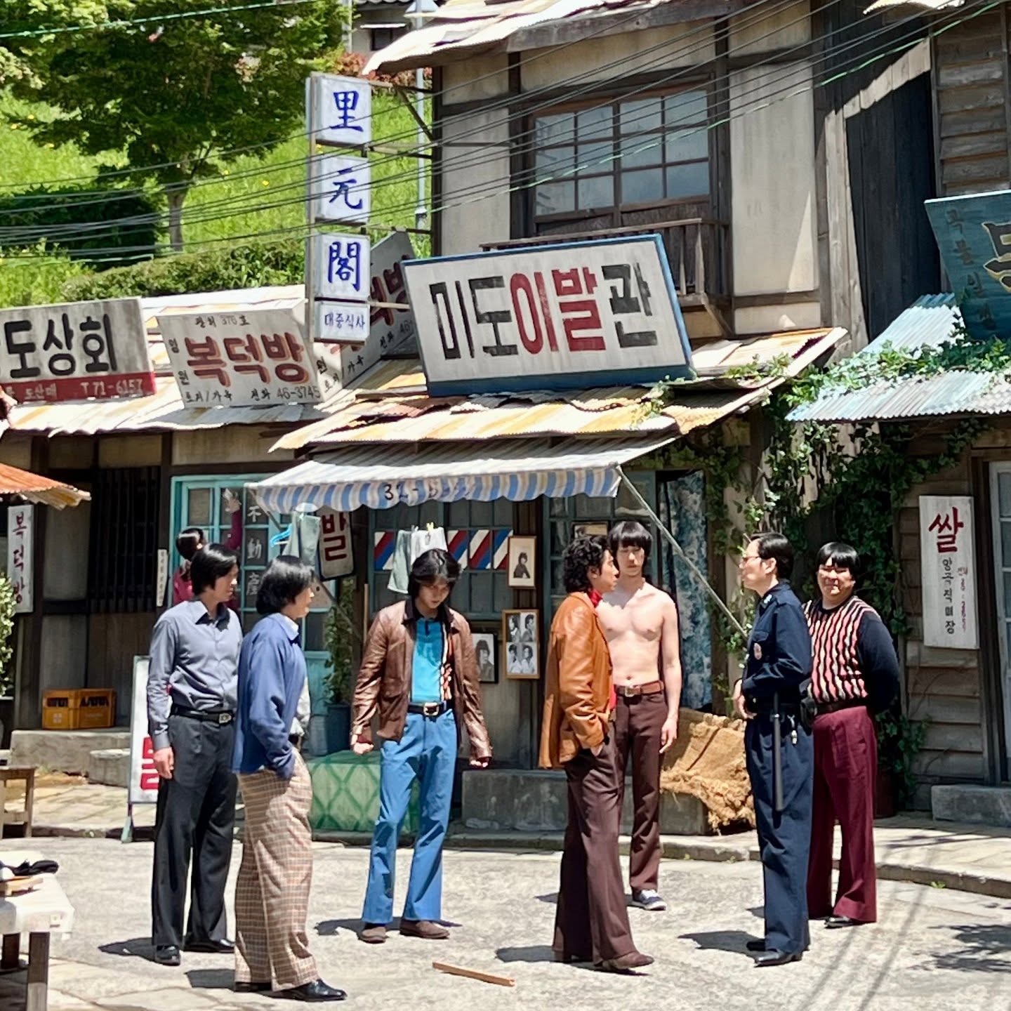 《下流大盜》復古場景非常考究與寫實，讓演員們能夠投入角色。（翻攝鄭允浩INS)