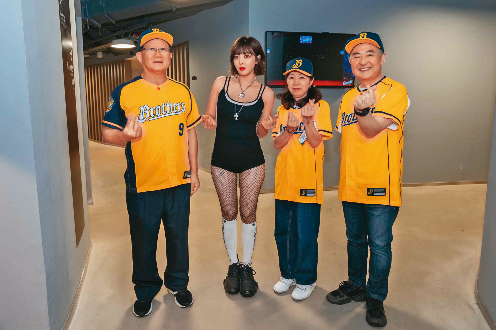 泫雅（左二）受職棒中信兄弟隊邀請登上台北大巨蛋表演，吸引3.4萬人朝聖。