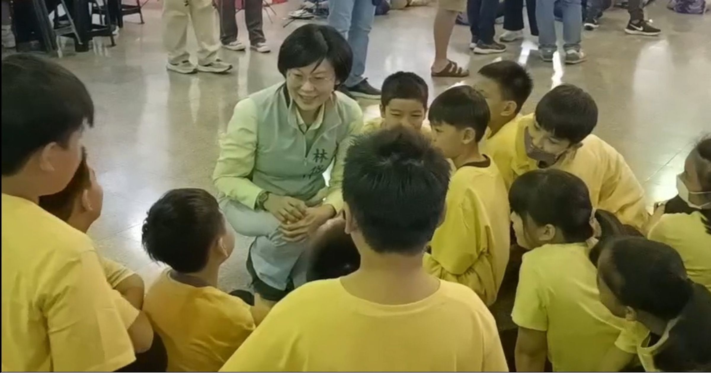 立委林岱樺出席高雄市大寮區雙語嘉年華活動,和學生交流語言。(林岱樺辦公室提供)