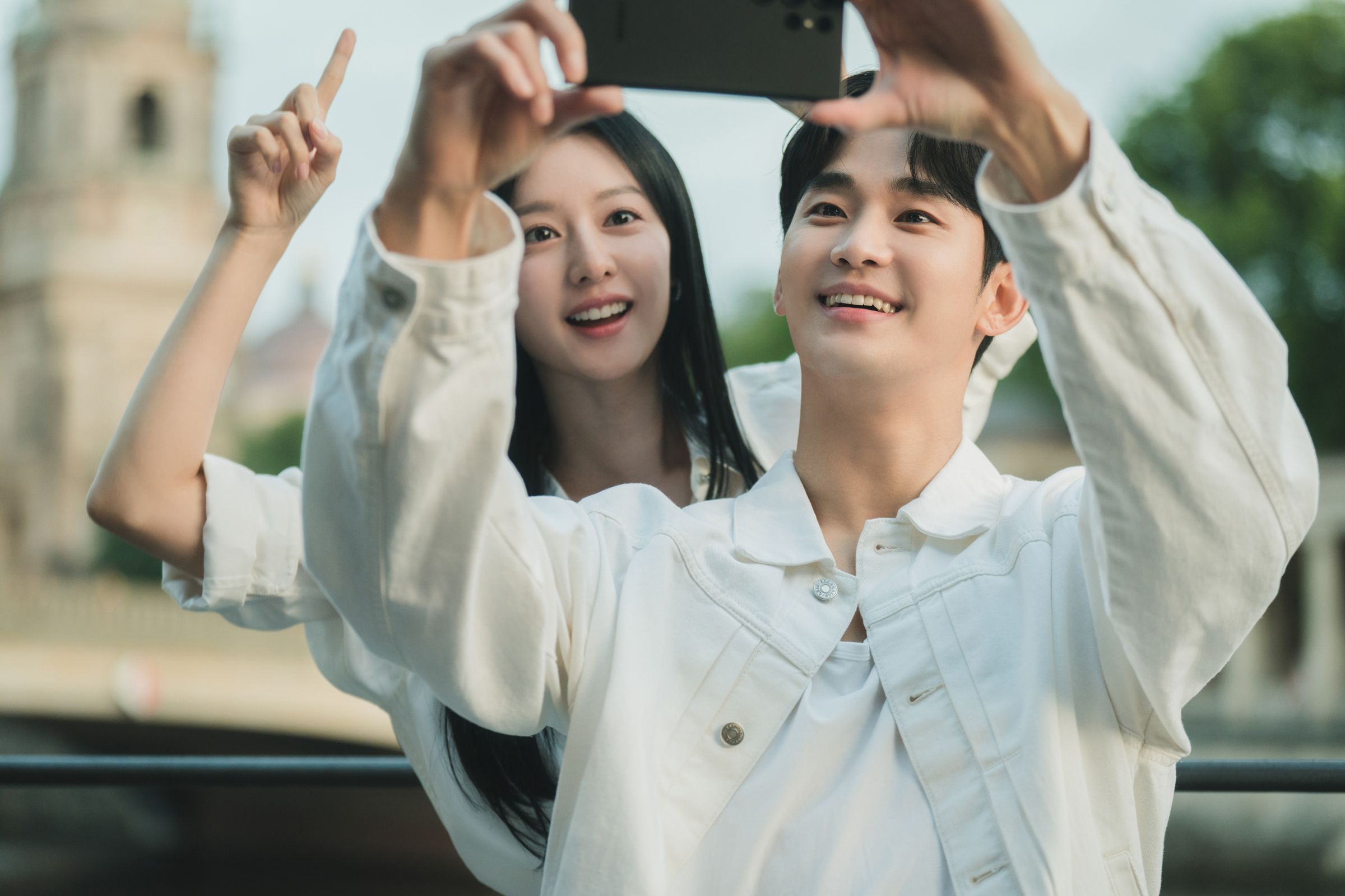 金秀賢與金智媛在《淚之女王》飾演逢婚變危機的3年婚夫婦,遠赴德國取景。(Netflix提供)