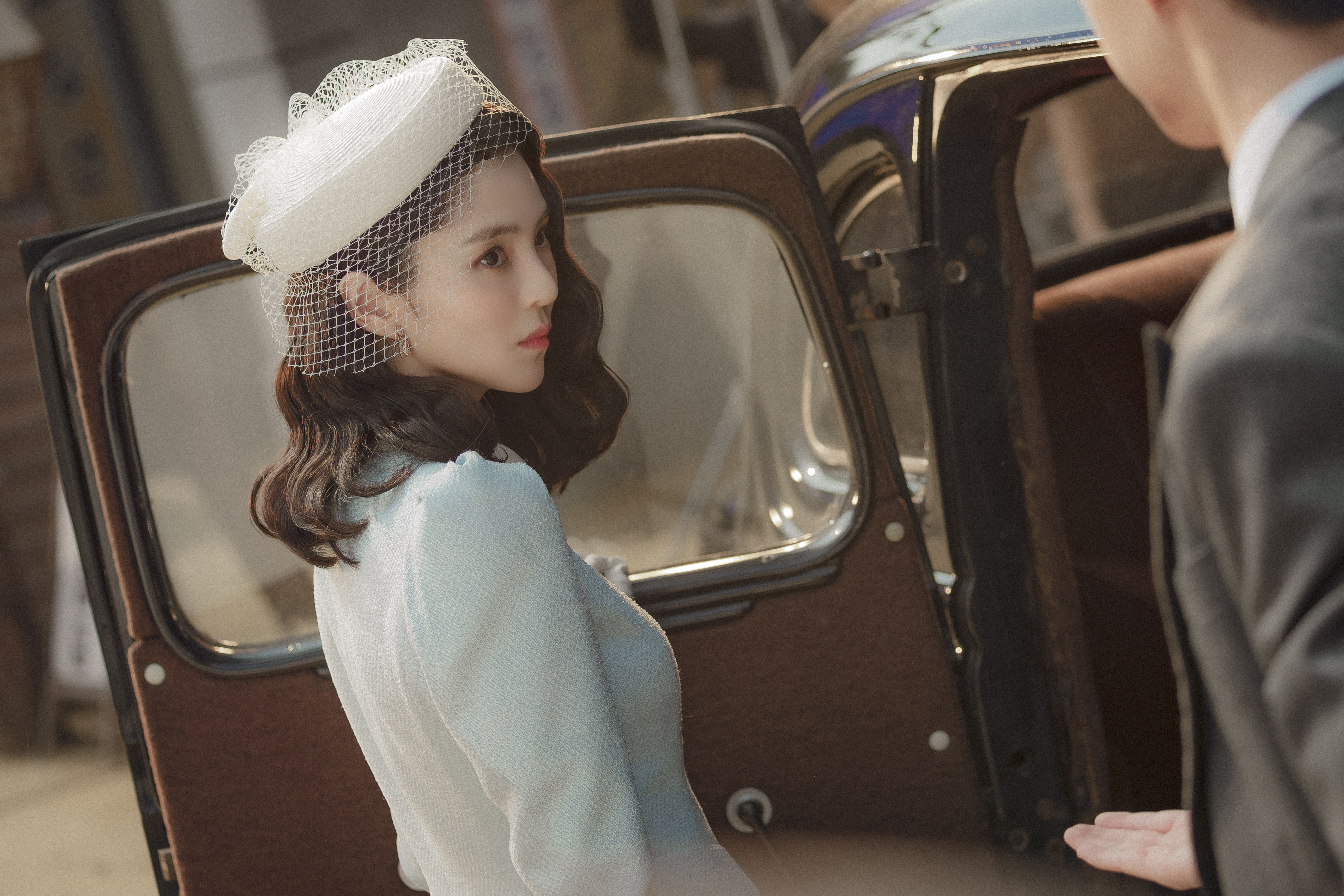 韓韶禧在新劇《京城怪物》飾演密探，因接收朴敘俊委託而變裝潛入醫院。（Netflix提供）