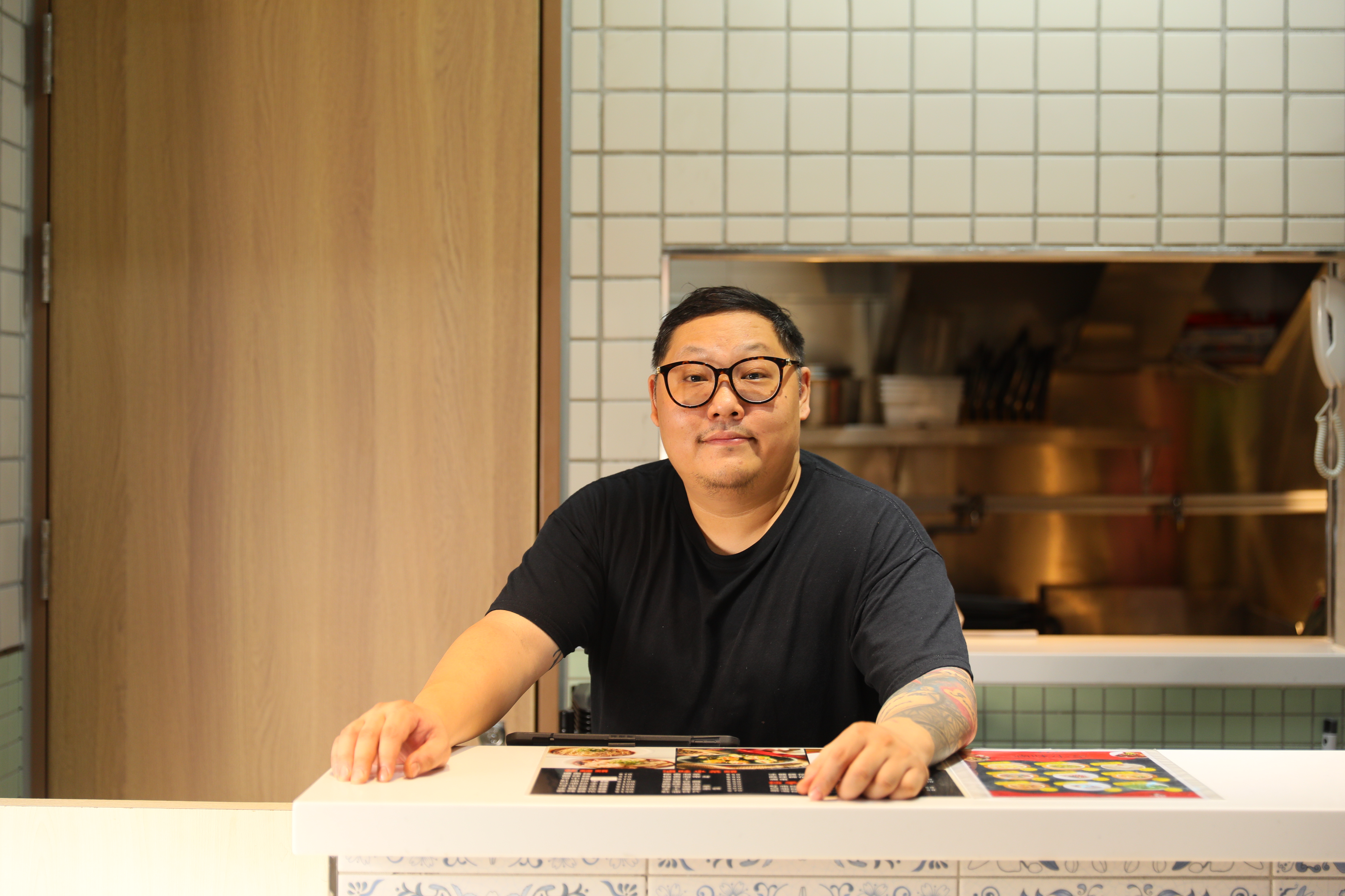 「史料味極」老闆史學寬是「史記正宗牛肉麵」二代，傳承家中老滷汁。
