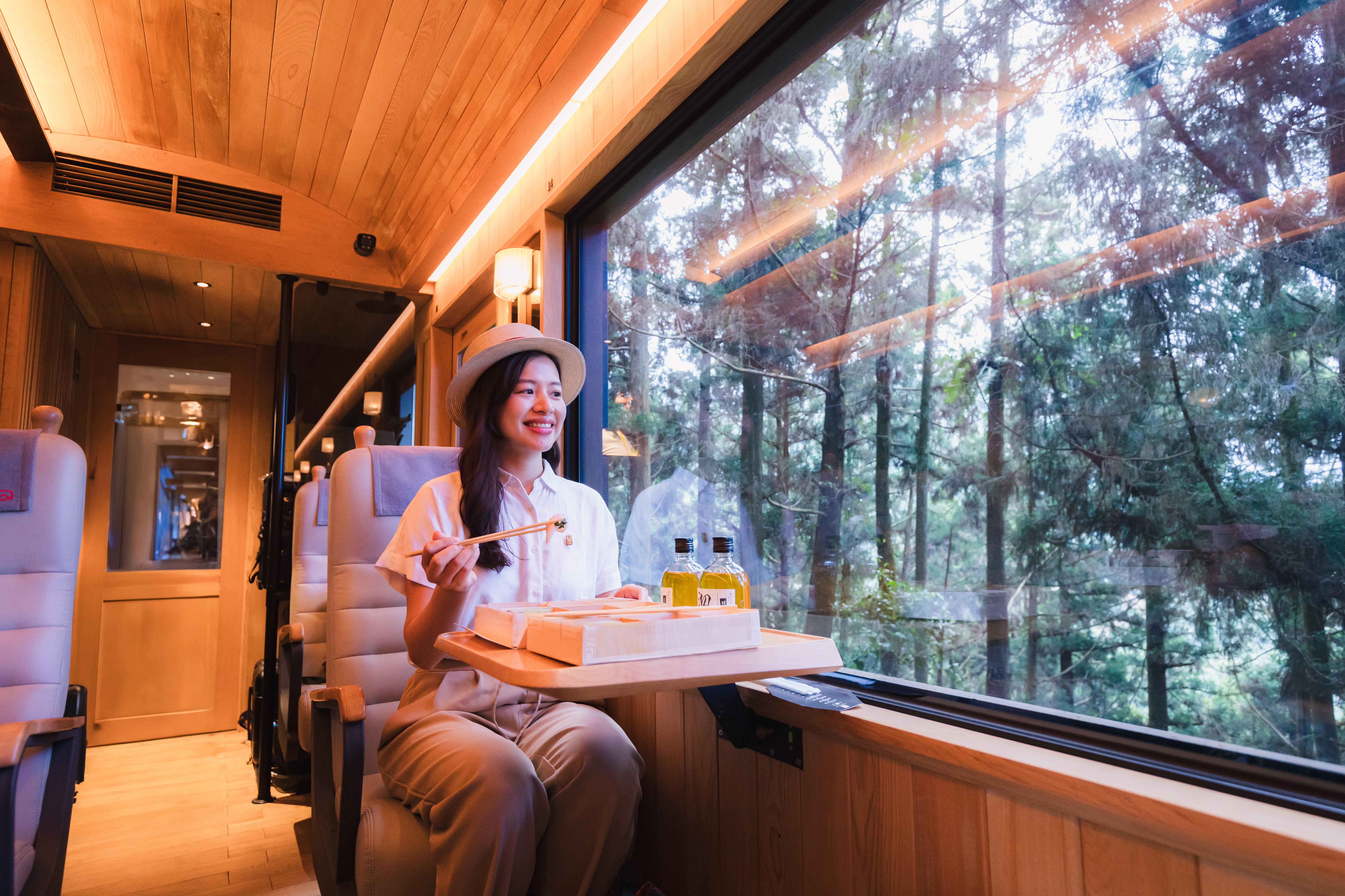 福森號窗框165公分的超大景觀窗，列車在林中奔馳的同時，旅客也能將車外風景盡收眼底。