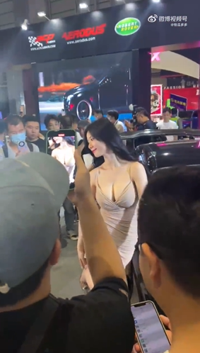 網友拿手機不想拍正妹，只想拍「巨乳車頭燈」。（翻自微博）