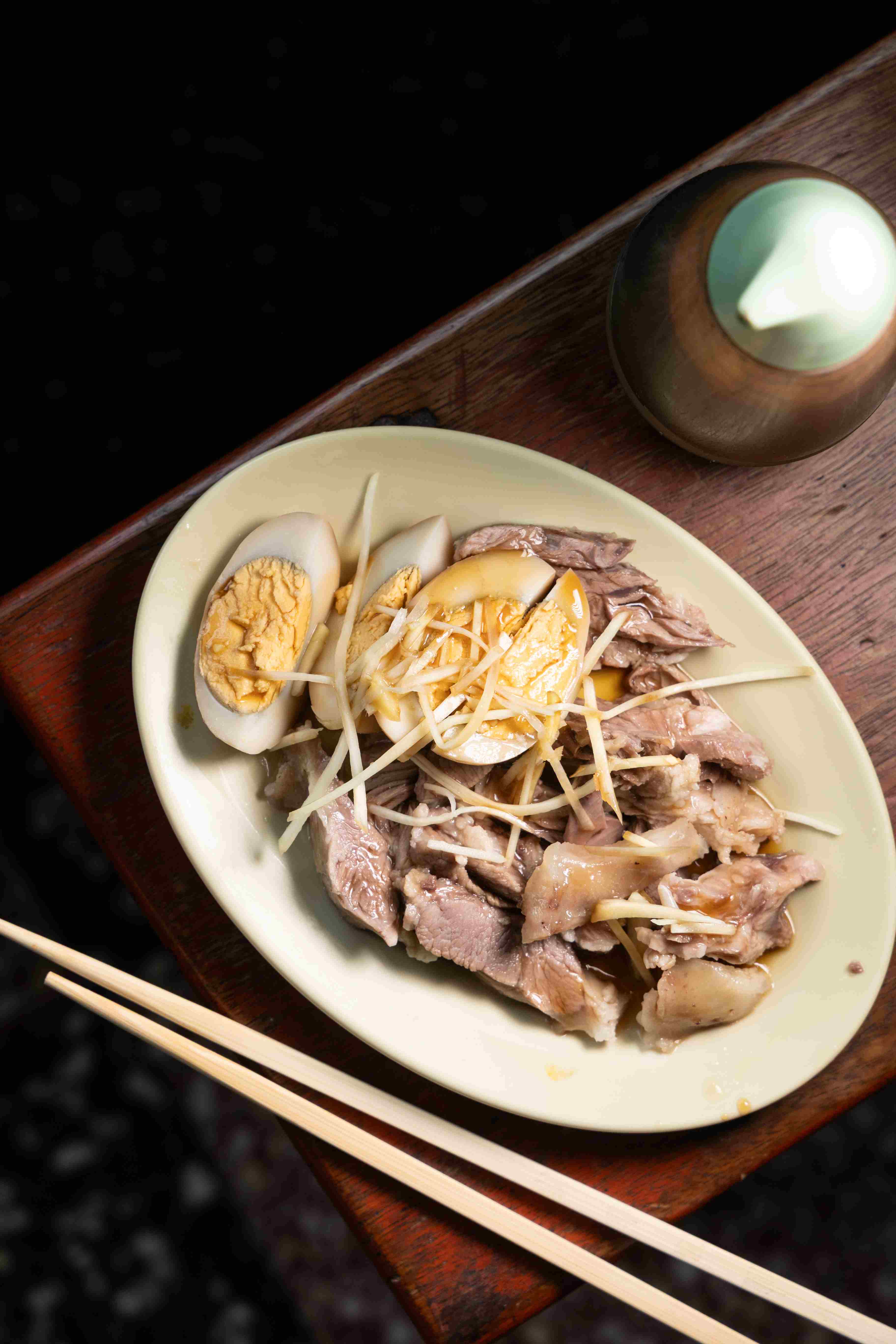必點入味的「滷鴨蛋」(左,15元/個)與綿密黏牙的「豬頭肉」(右,50元/份)。