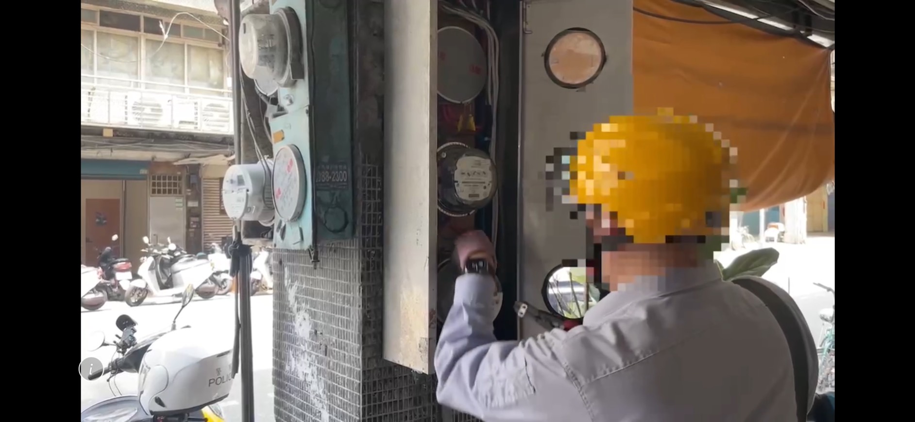 萬華分局會同電力公司、自來水公司對西昌街一處經營非法色情民宅執行斷水斷電。翻攝畫面