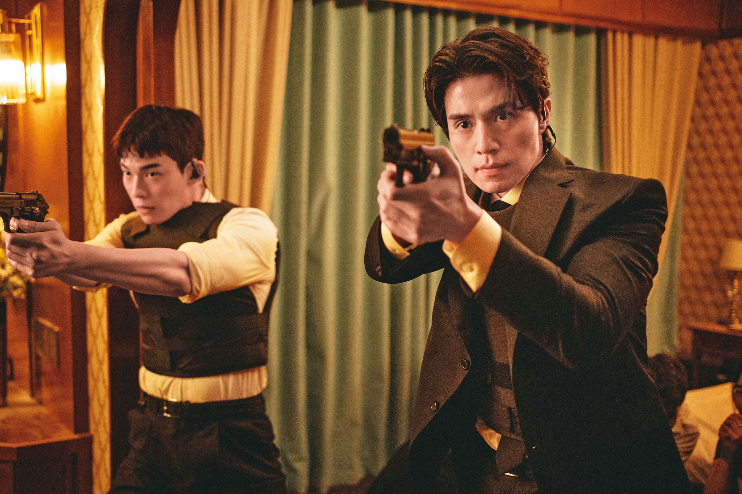 李棟旭(右)主演《殺人者購物中心》相隔2年半推出第2季,揭開他的死亡謎團。(Disney+提供)