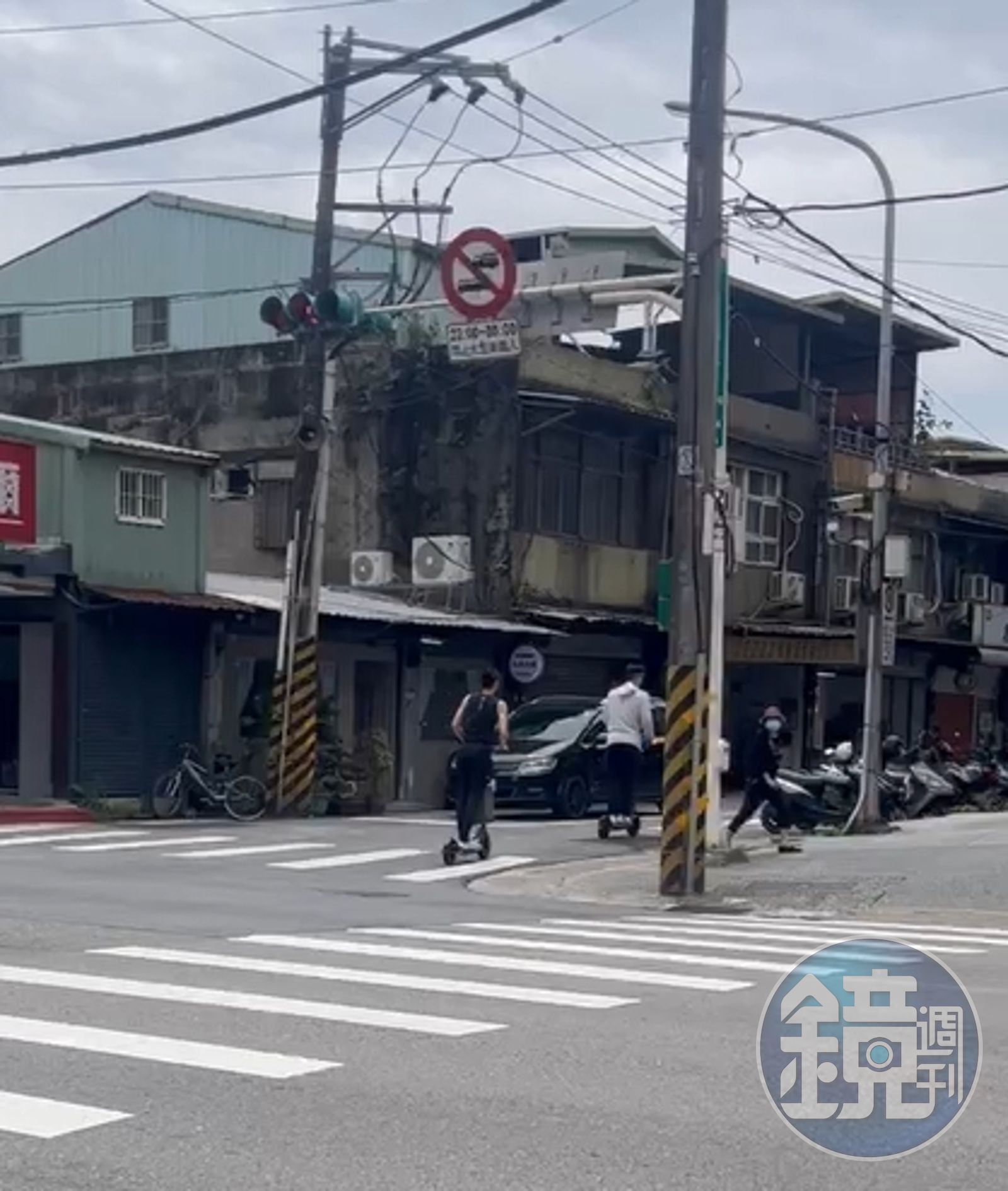 路人突然看到右側有兩人挟風而來,回頭觀望。(讀者提供)