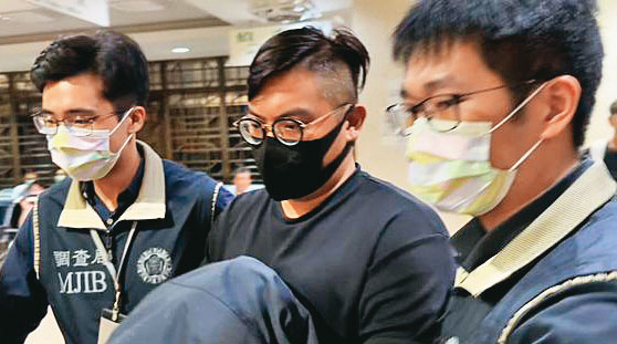 警員駱勁達（中）不但幫地面師詐團偷查民眾個資，還慫恿媽媽充當假結婚的見證人，行徑離譜。（ETtoday授權）
