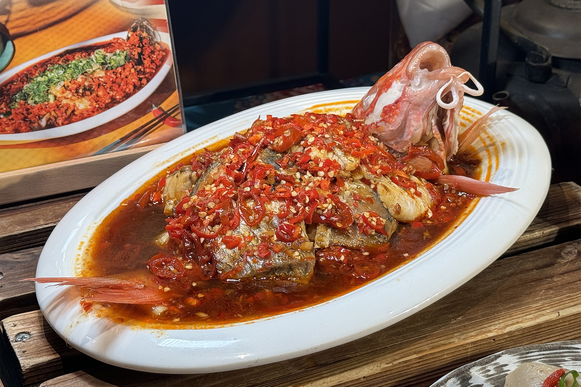 「剁椒魚」是湘菜的代表菜色，紅澄澄的辣椒配上香嫩鱸魚肉，令人食指大動。