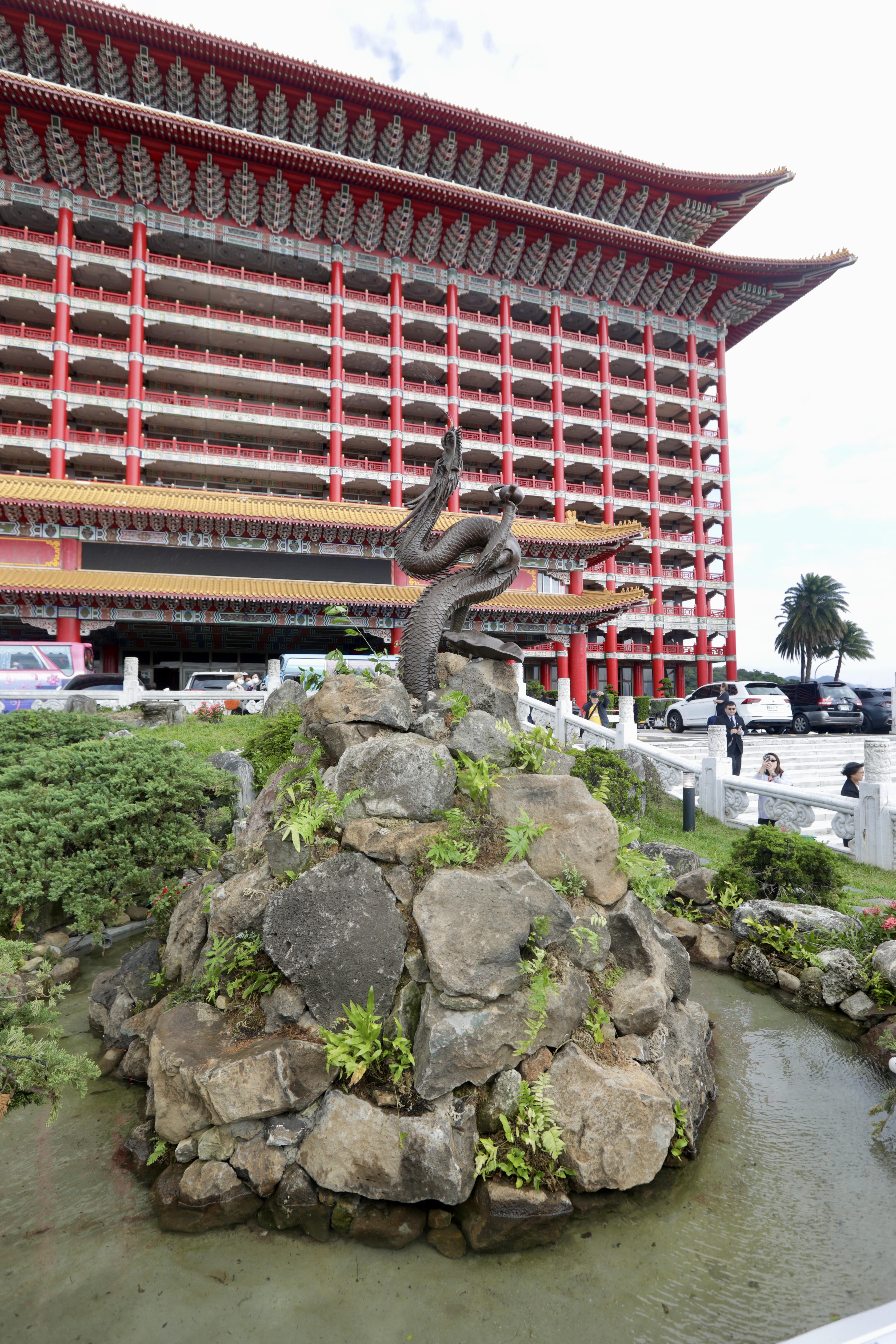 圓山飯店將位於花園廣場的日本神龍噴泉納入東密道導覽文化行程。