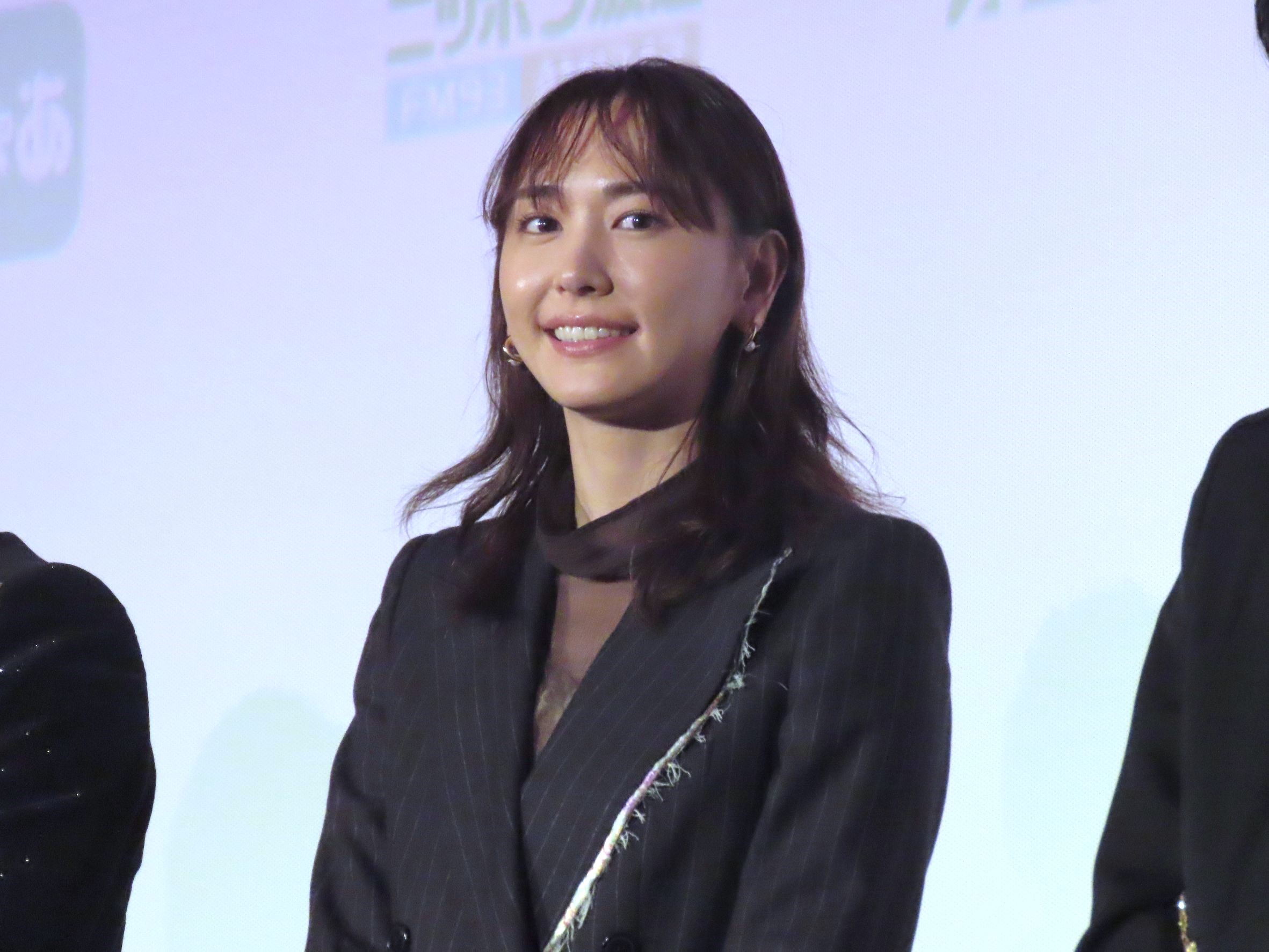 新垣結衣昨晚出席主演電影《（非）一般欲望》世界首映，不時露出甜美笑容。