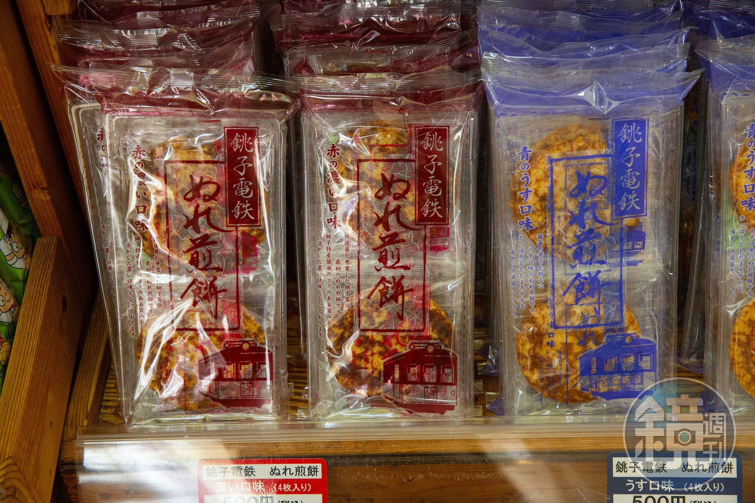 銚子電鐵的救命仙丹「濕煎餅」，烤好再浸入醬油，口感軟Q濕潤，濃濃醬油香意外爆紅，銷售額曾超越本業。