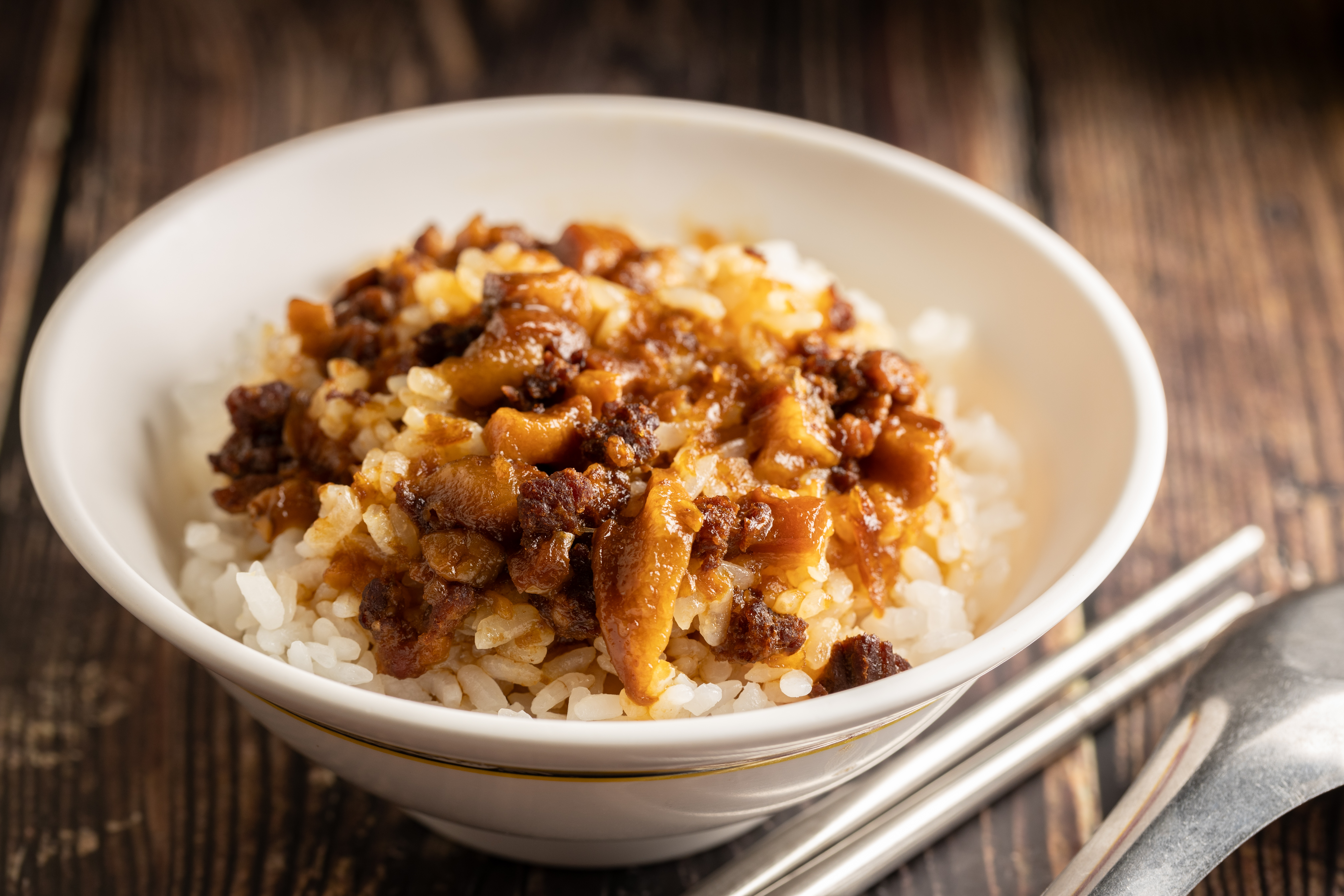 「家傳魯肉飯」肉丁肥瘦相間,鹹甘有味,飯粒飽滿不濕爛。(35元/小碗)
