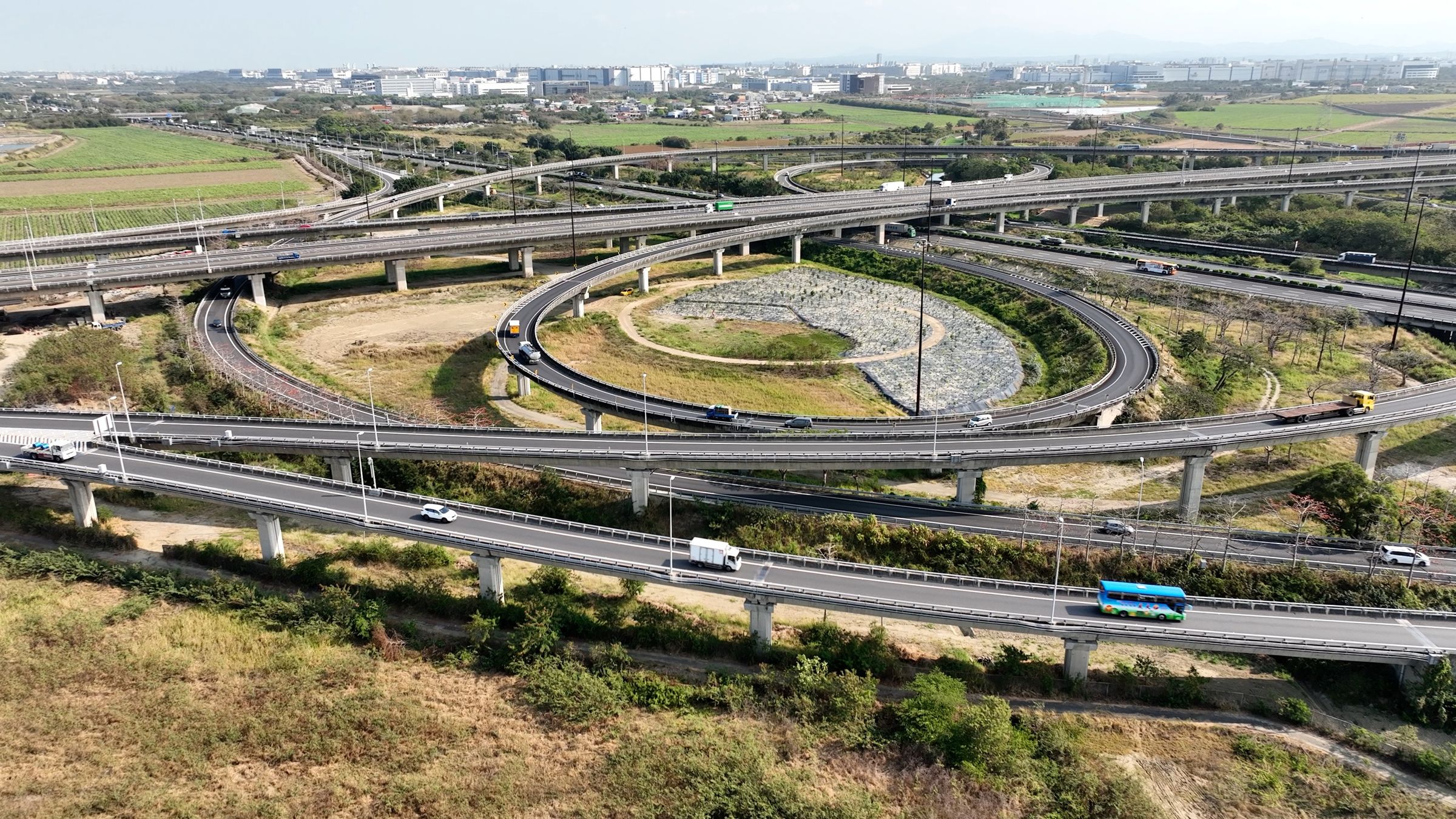 為解決南科園區長期對外交通瓶頸,臺南市政府向中央爭取國道8號南科聯絡道設的北外環立體高架道路, 10分鐘可直通南科。