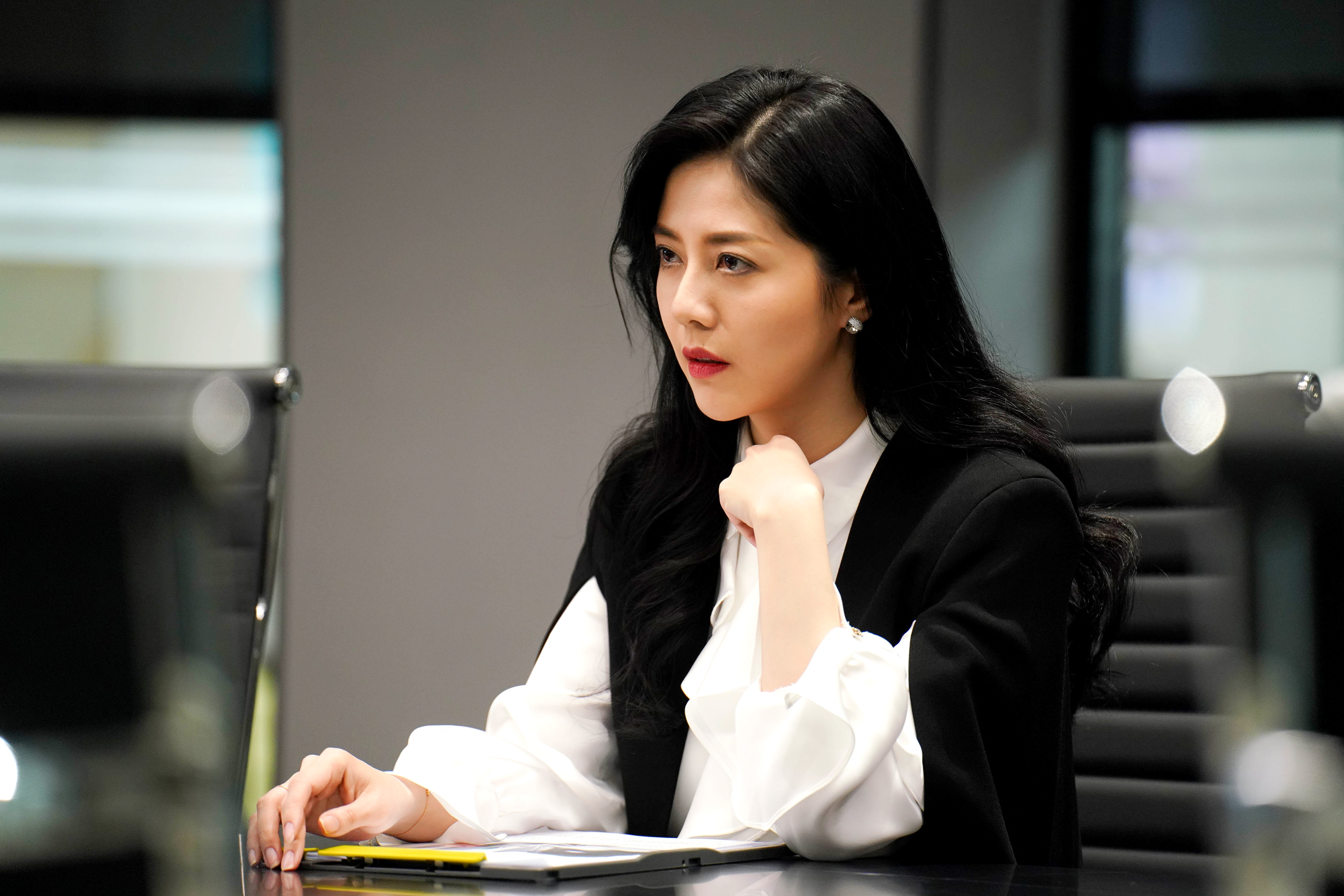 在《阿叔》劇中韓瑜面臨事業危機，即將轉換人生跑道。（華視提供）