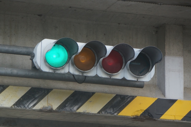 警察指出，綠燈亮時，無論直行、左轉或右轉都可通行。（示意圖，photoAC）