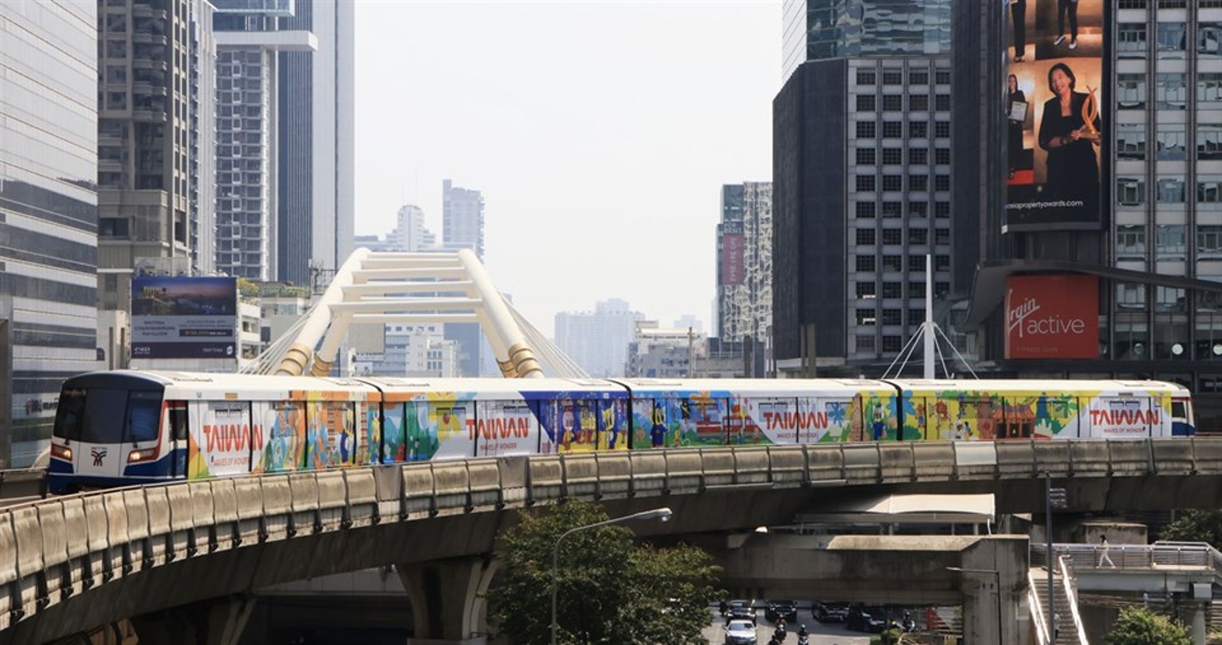 台灣觀光宣傳列車行經泰國曼谷市區。(觀光署提供)