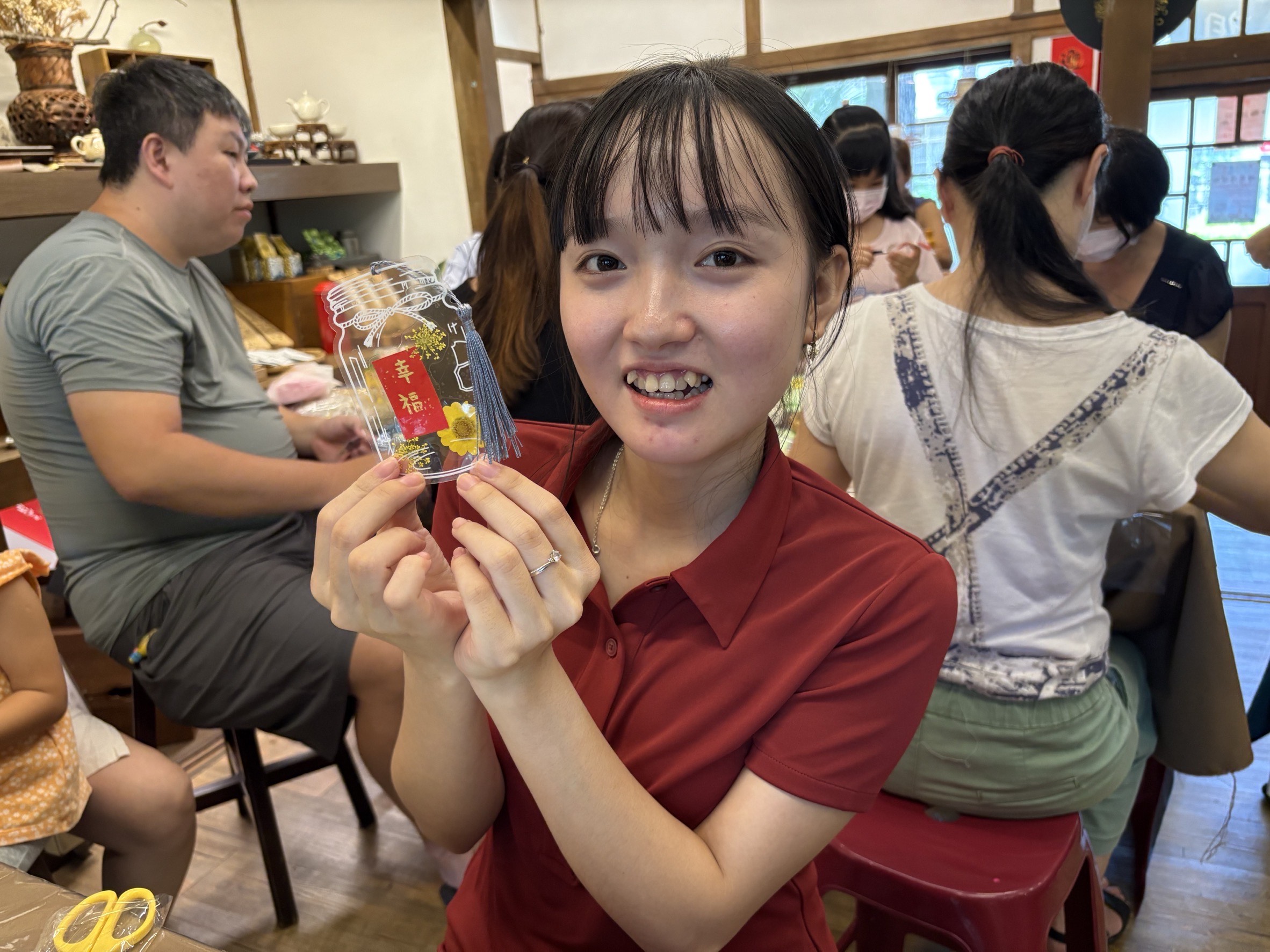 越南新住民金揚說,她會努力地學習與成長,並製作幸福的花語書籤。(移民署提供)