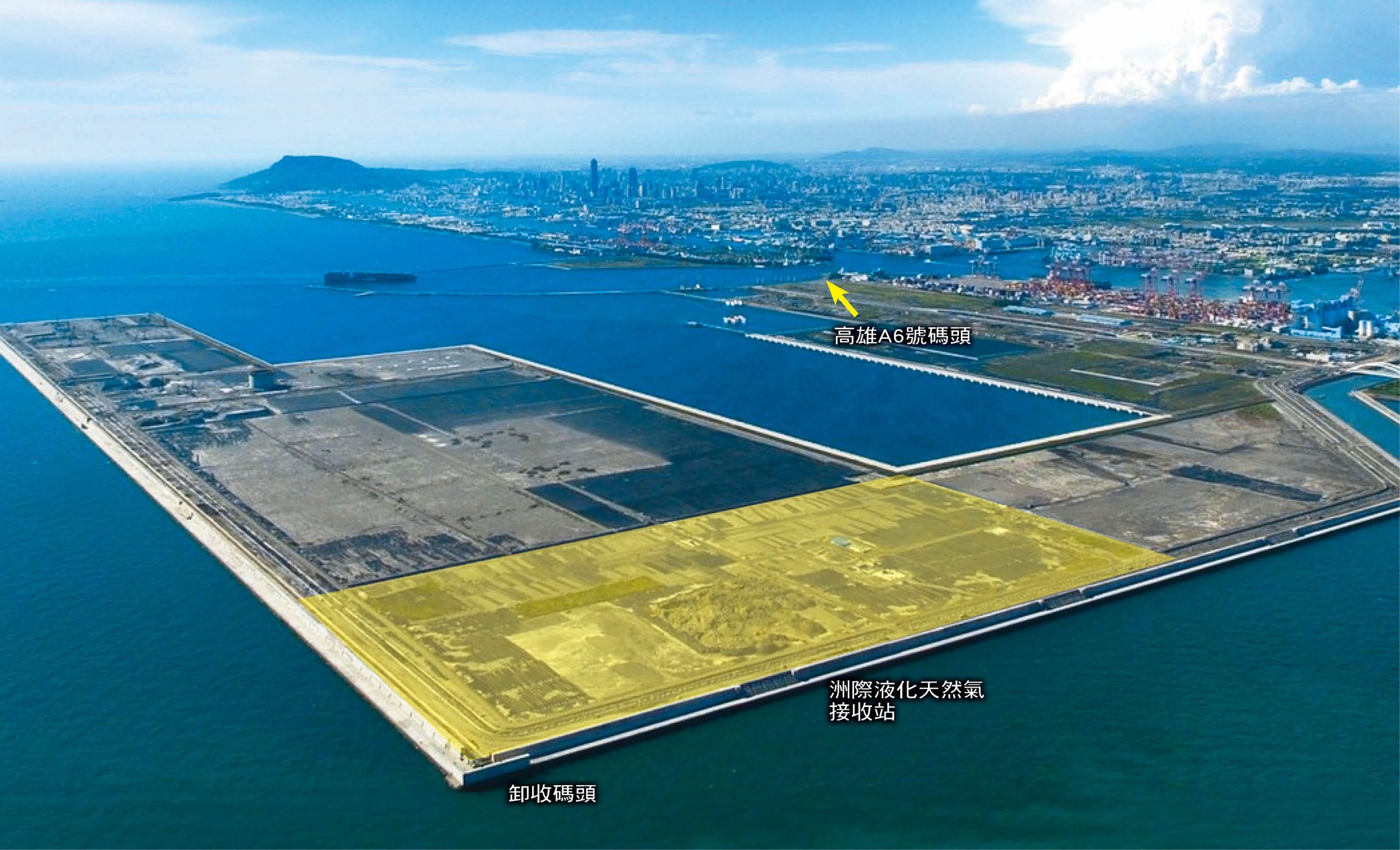 中油「洲際液化天然氣接收站」（簡稱七接）位在高雄港洲際貨櫃中心，不但是南部天然氣接收關鍵設施，且供應大林電廠落實節能減碳。（台灣港務公司提供）