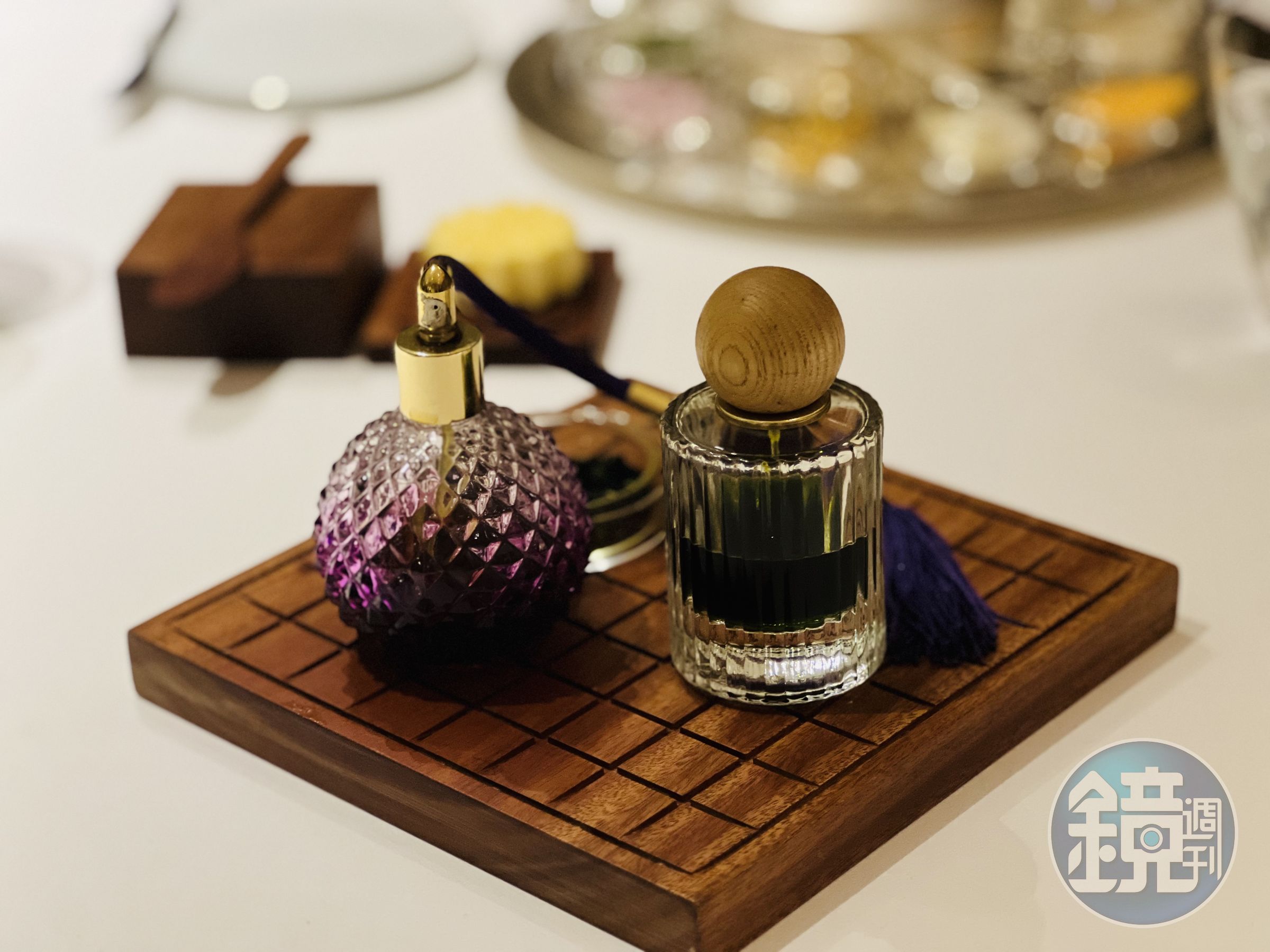 將帶有茶香的酒精噴灑於雙手之間，嗅聞後頗有提神醒腦之效。