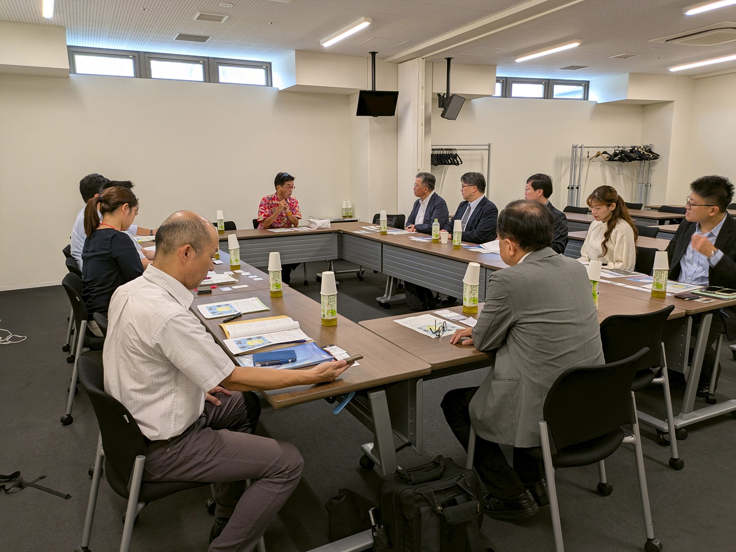 關渡醫院院長陳亮恭（右四）及中華民國都市規劃學會白仁德理事長(右五)與九州大學及糸島免疫村團隊討論。（關渡醫院提供）