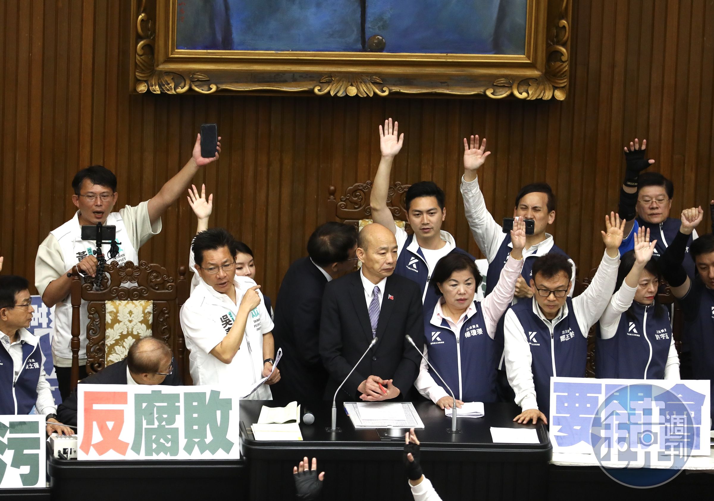 立法院院會昨日直至23時46分才宣布院會散會。