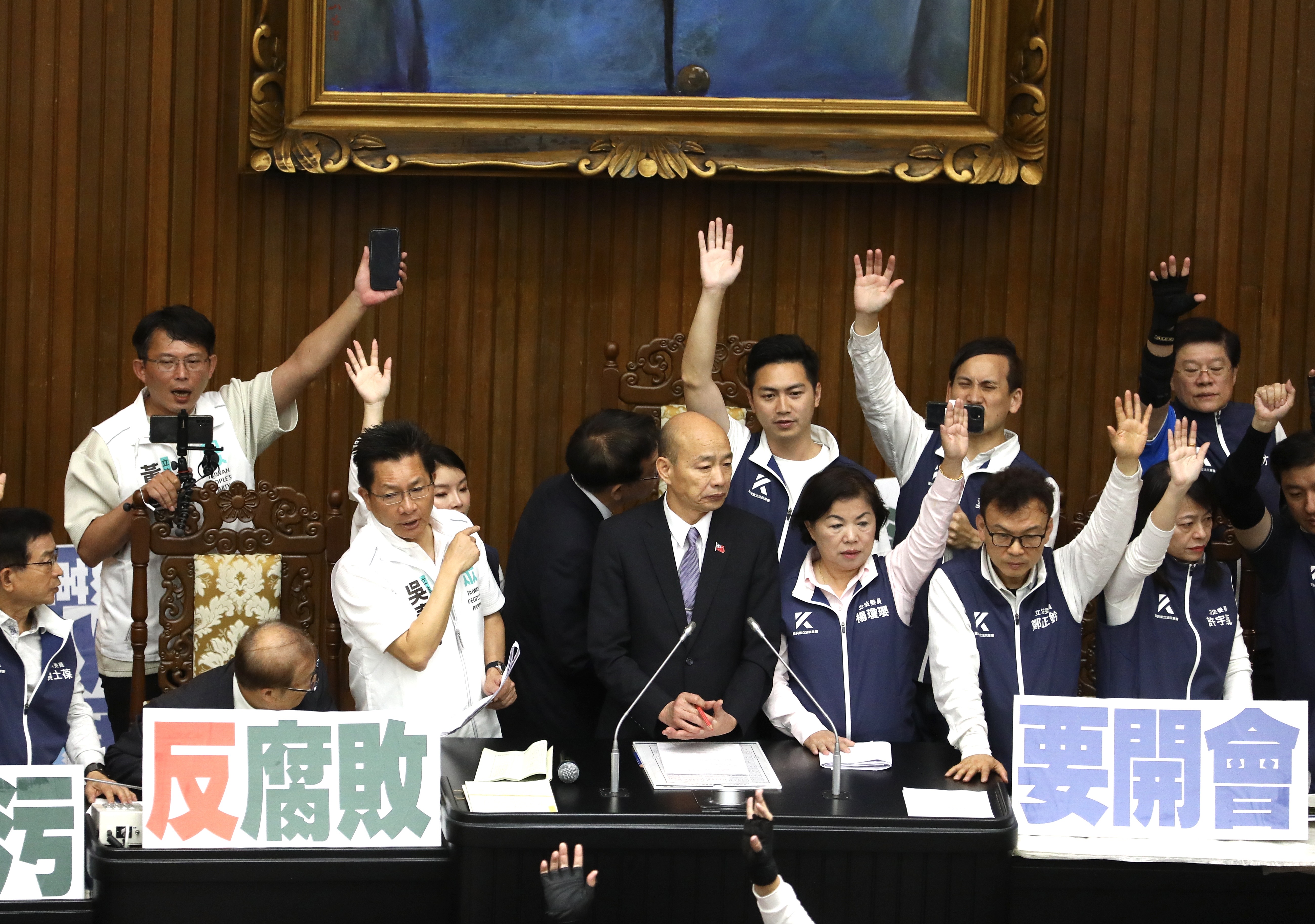 立法院院會昨日直至23時46分才宣布院會散會。