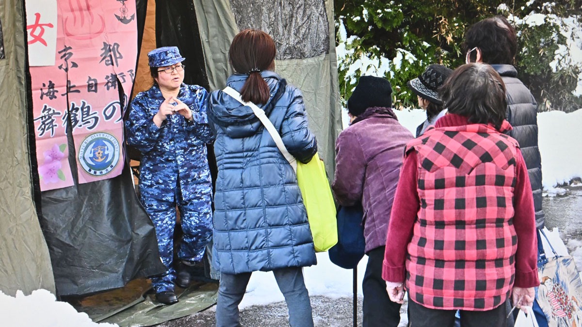 自衛隊在避難所搭建臨時湯屋,給災民們暖身體。(翻攝自X@JMSDF_mrh)