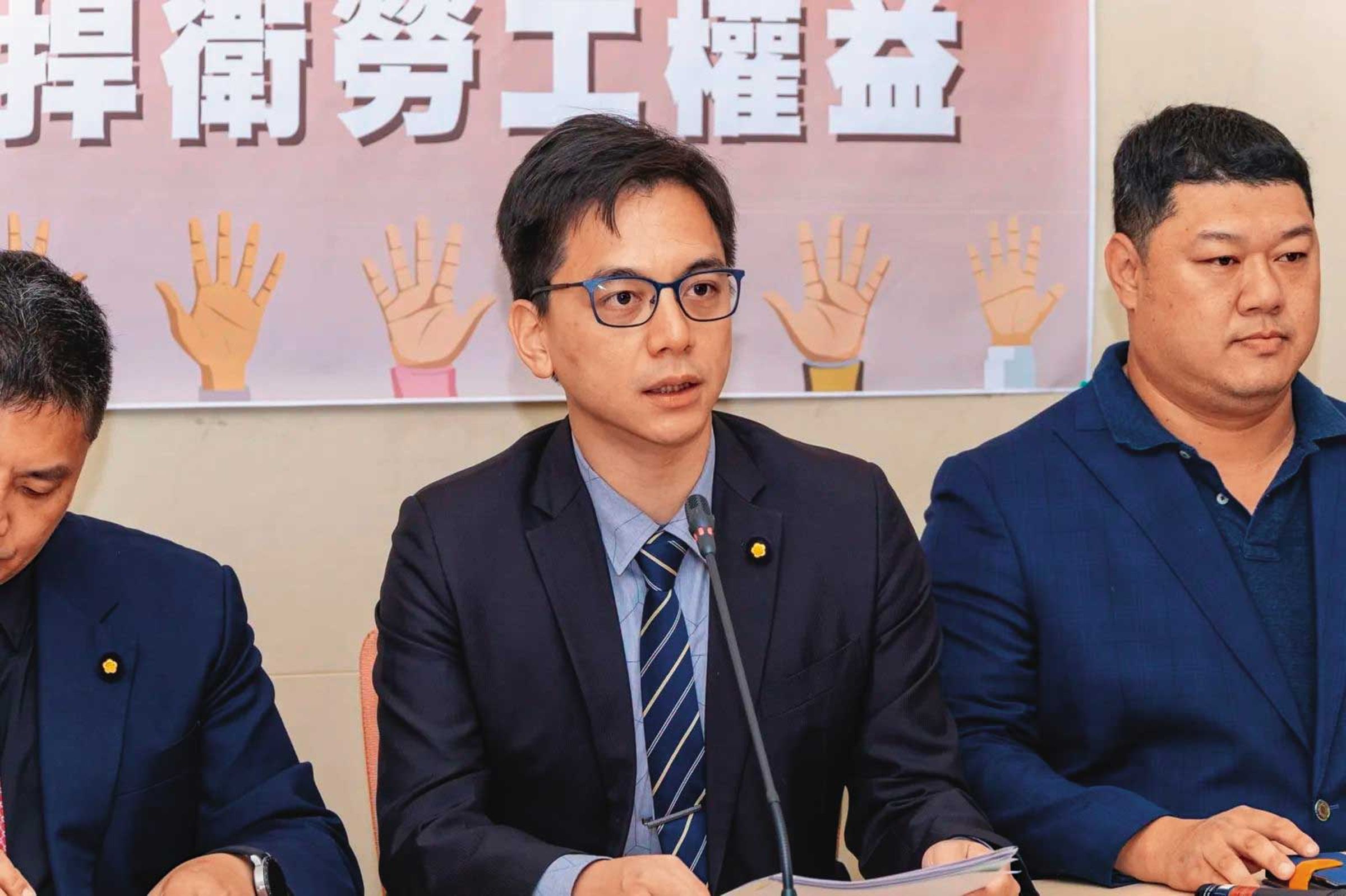 藍委牛煦庭(左)有意修正《勞動基準法》,並找勞動團體一起討論。(牛煦庭國會辦公室提供)