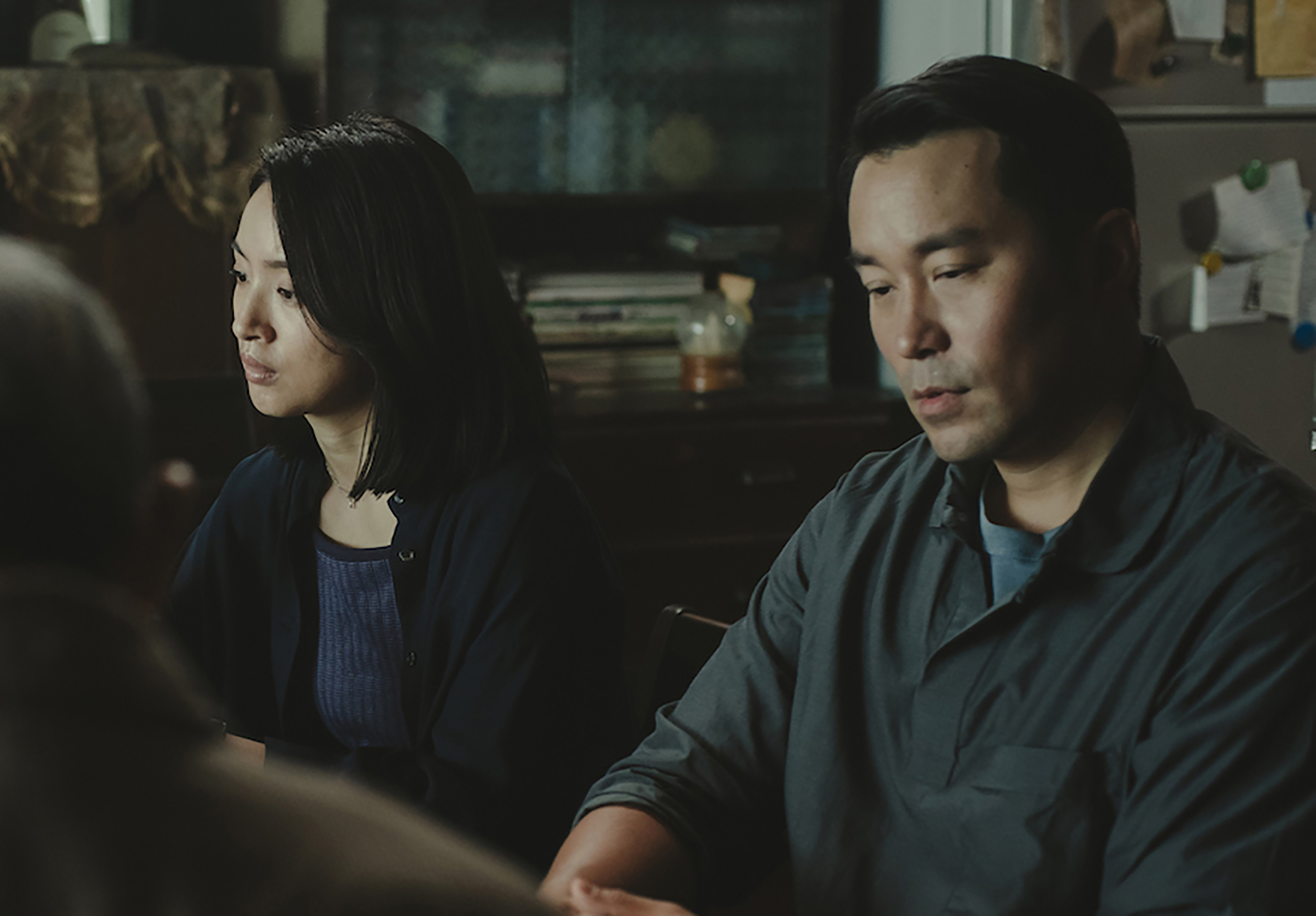 張孝全(右)形容演出《深度安靜》上戲如「上戰場」承受高壓,林依晨(左)讚其對戲給足安全感。(風起娛樂提供)