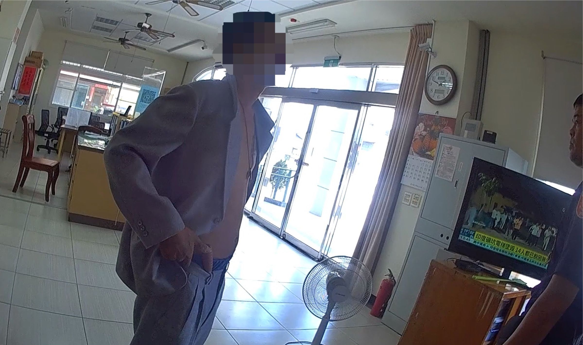 黃男疑因不滿員警對取締其酒駕，憤而在酒後持2把菜刀闖入派出所作勢砍人，遭警方制伏。（旗山分局提供）