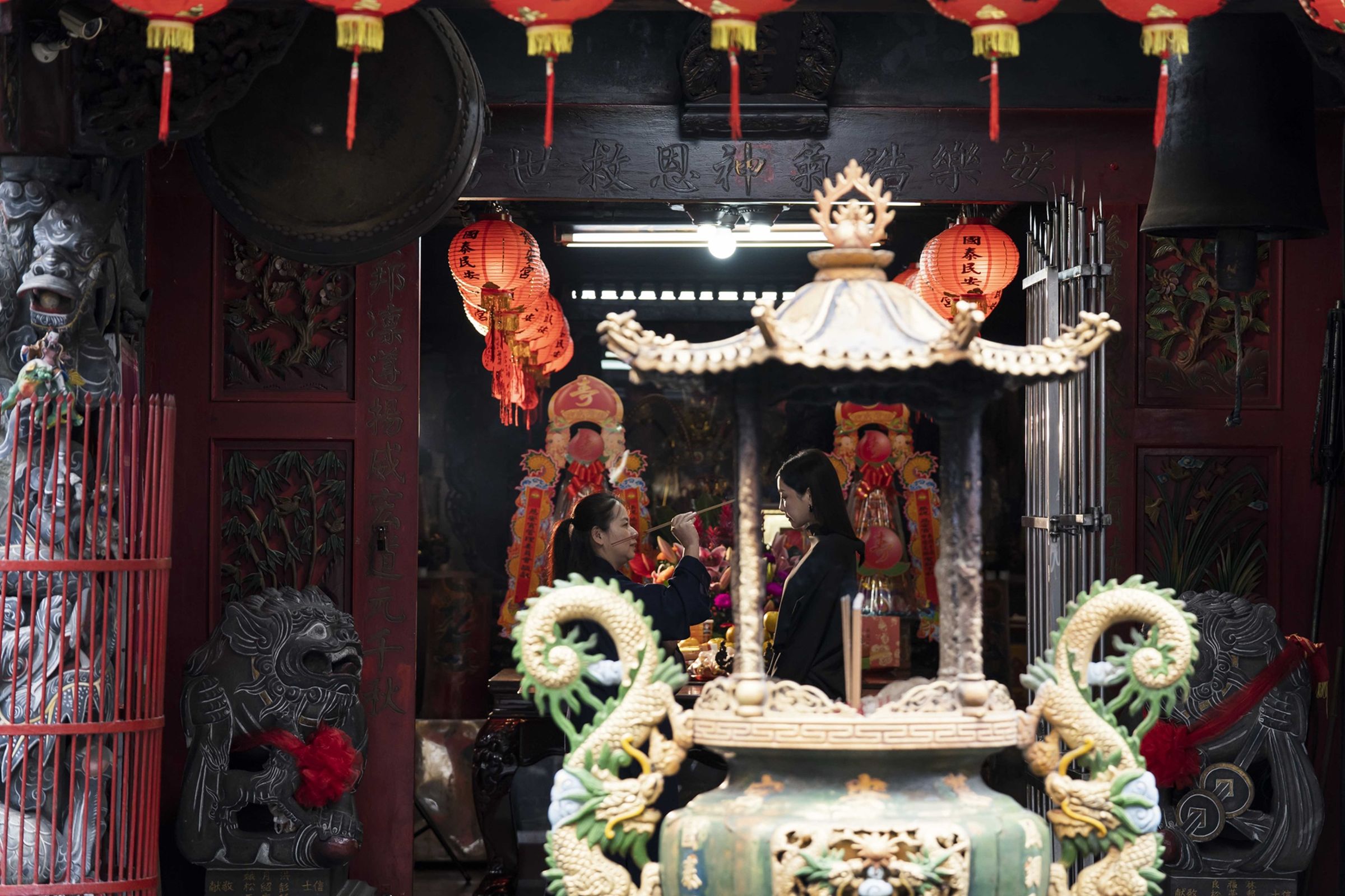 電影中為了愛，她會去求神拜佛。（華映提供）