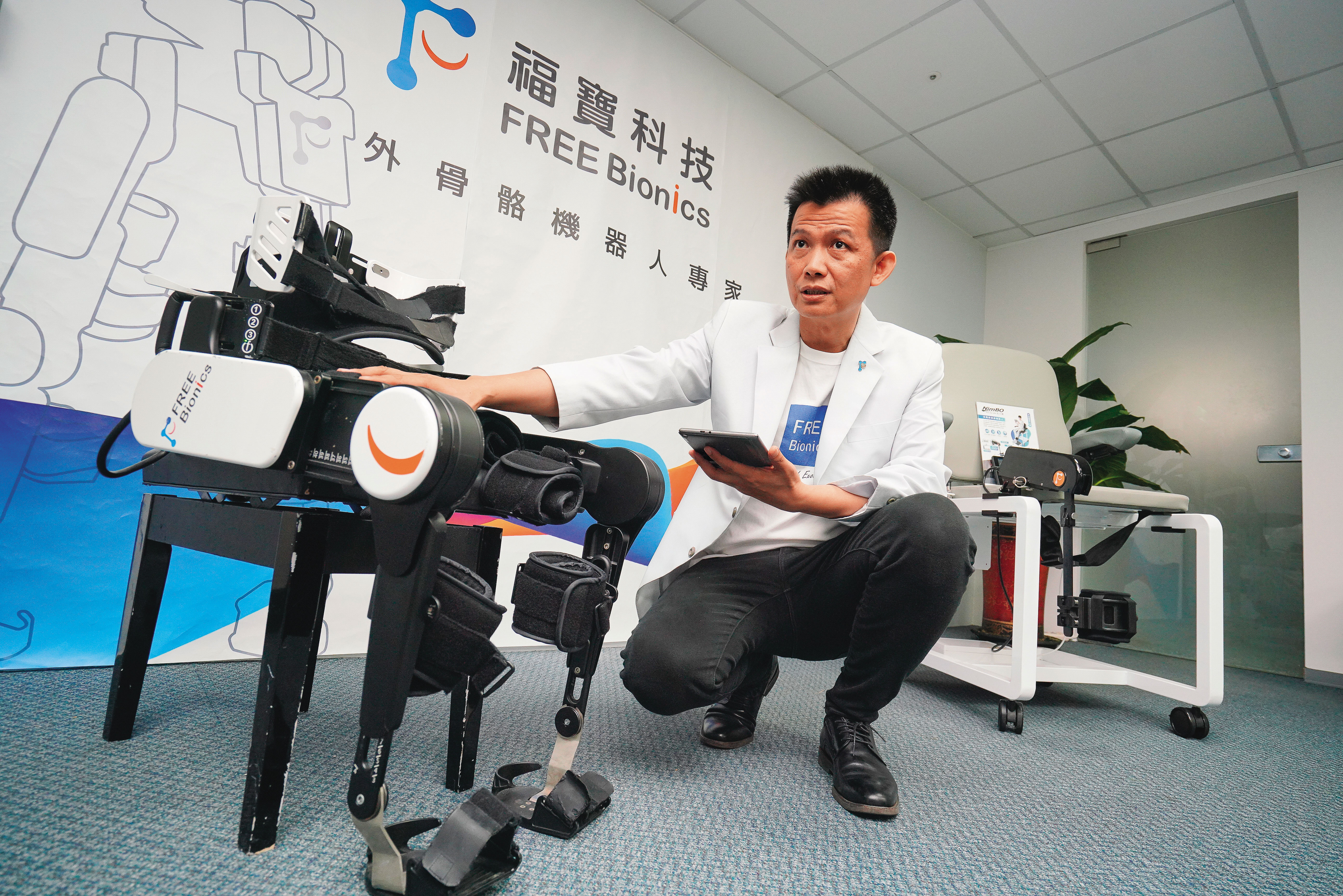 看好外骨骼機器人在復健領域的應用，緯創投資福寶科技，成為其第一大股東。(圖為福寶科技創辦人巫震華) 