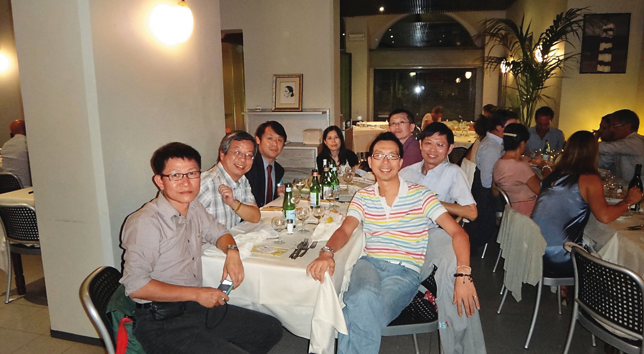 2012年，陳志成（右後）和一眾醫師在米蘭參加疼痛研究年會，第一次提出痠覺量表的構想。（陳志成提供）